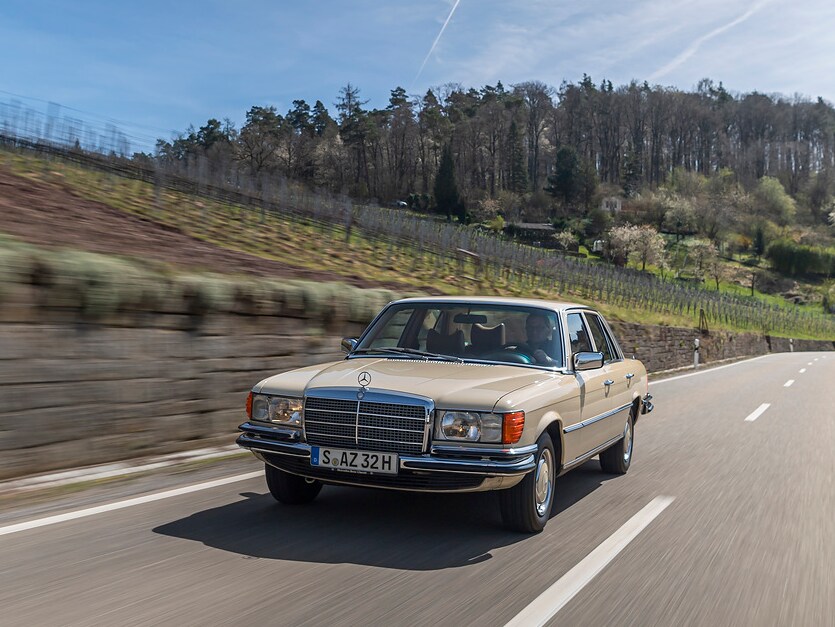 Mercedes-Benz 280 SE W116 kör i natursköna omgivningar