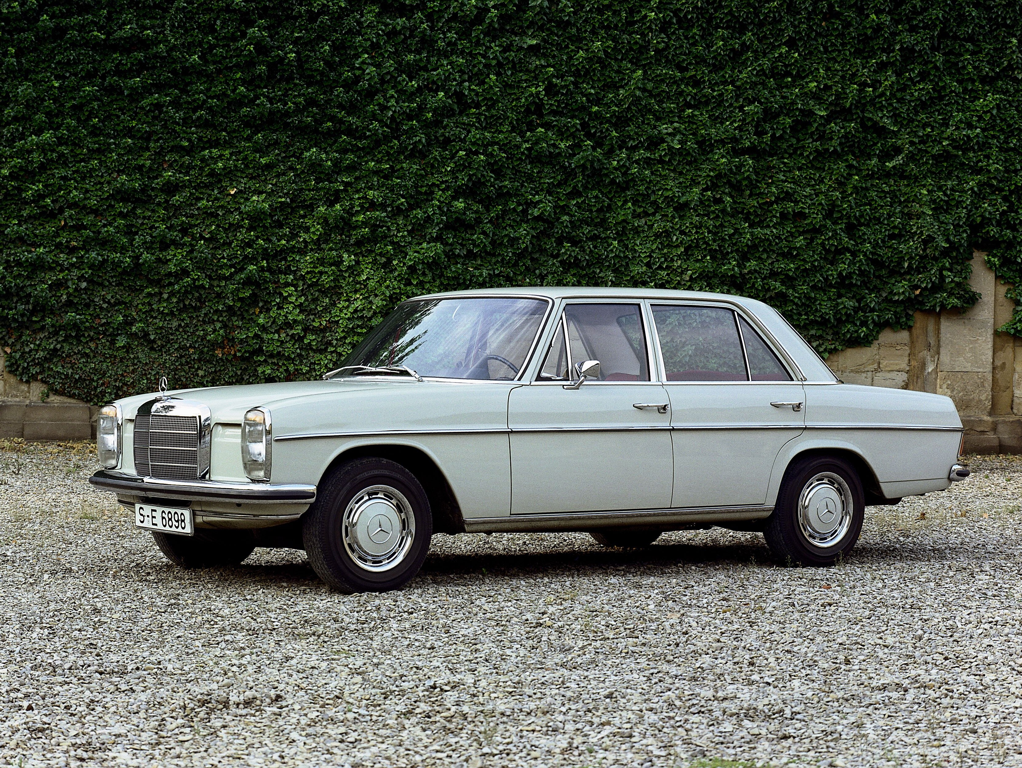 Mercedes-Benz 200 W115 'Stroke 8' på grusunderlag