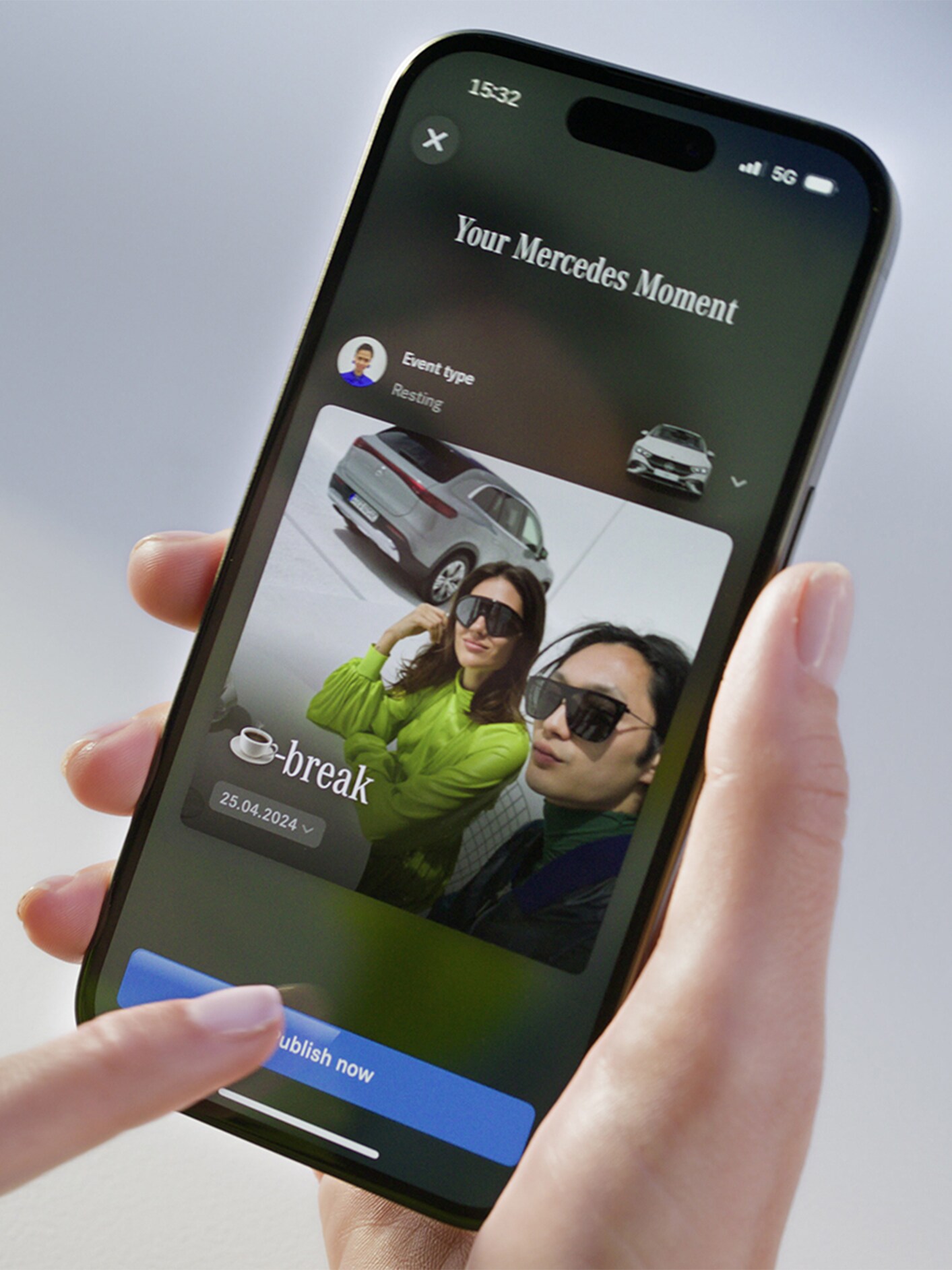 Skärmen visar Mercedes-Benz Stories app