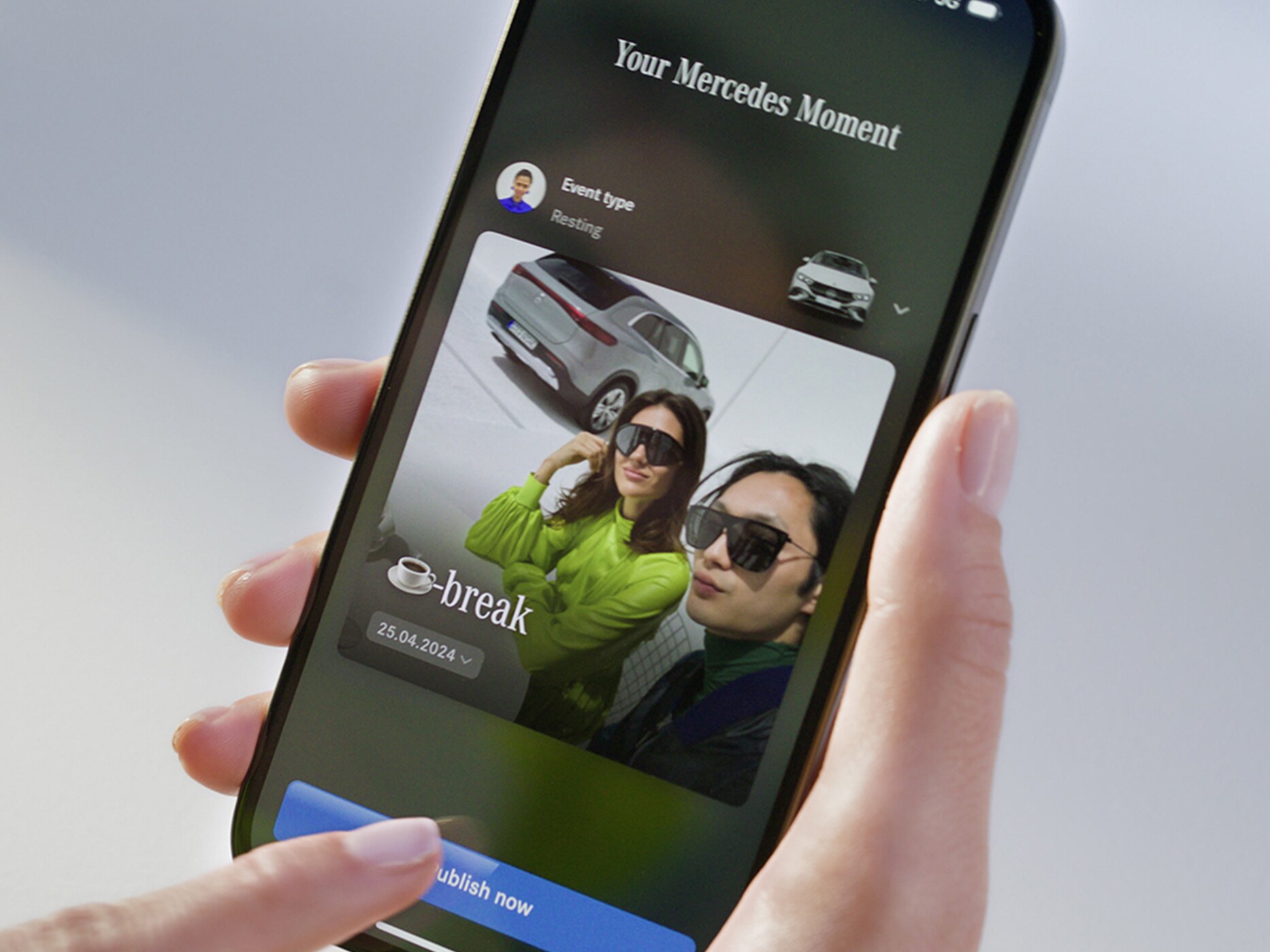Skärmen visar Mercedes-Benz Stories app
