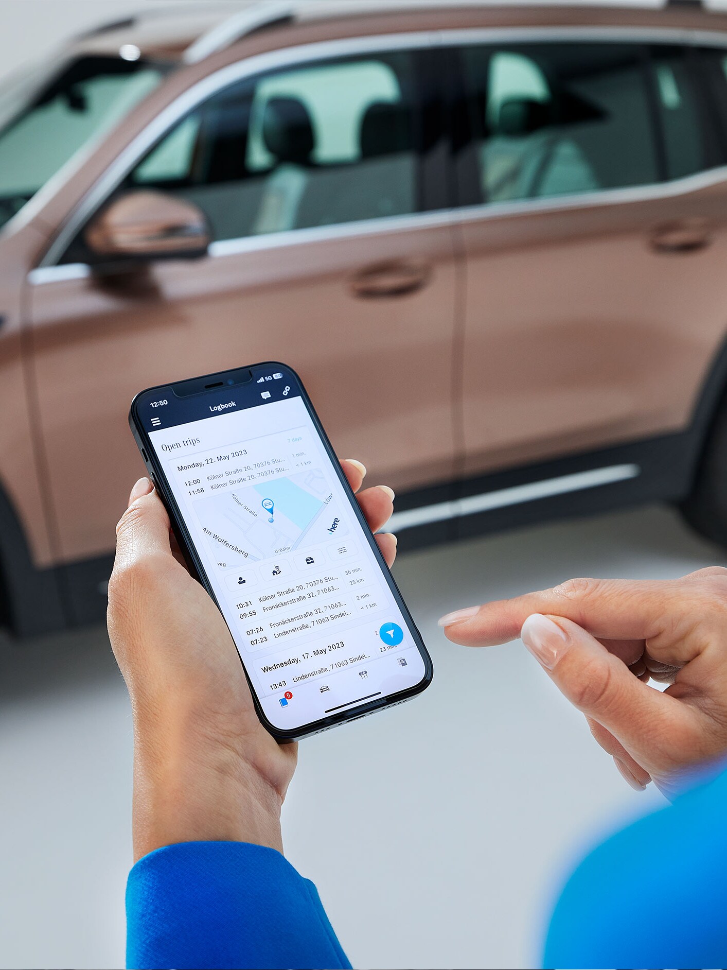 Mercedes-Benz digital körjournal visas på smartphone