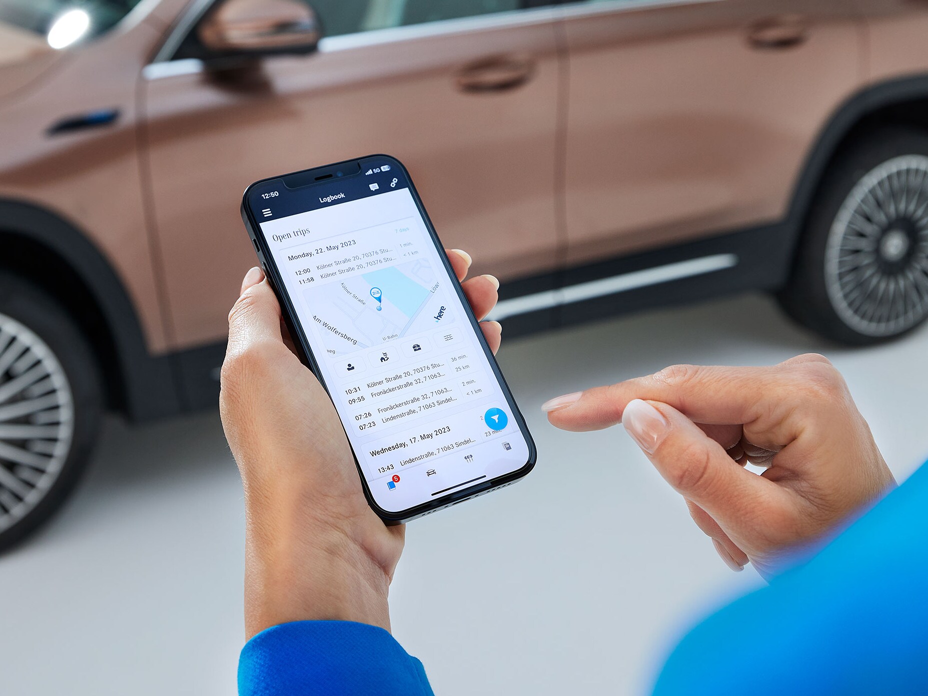 Mercedes-Benz digital körjournal visas på smartphone