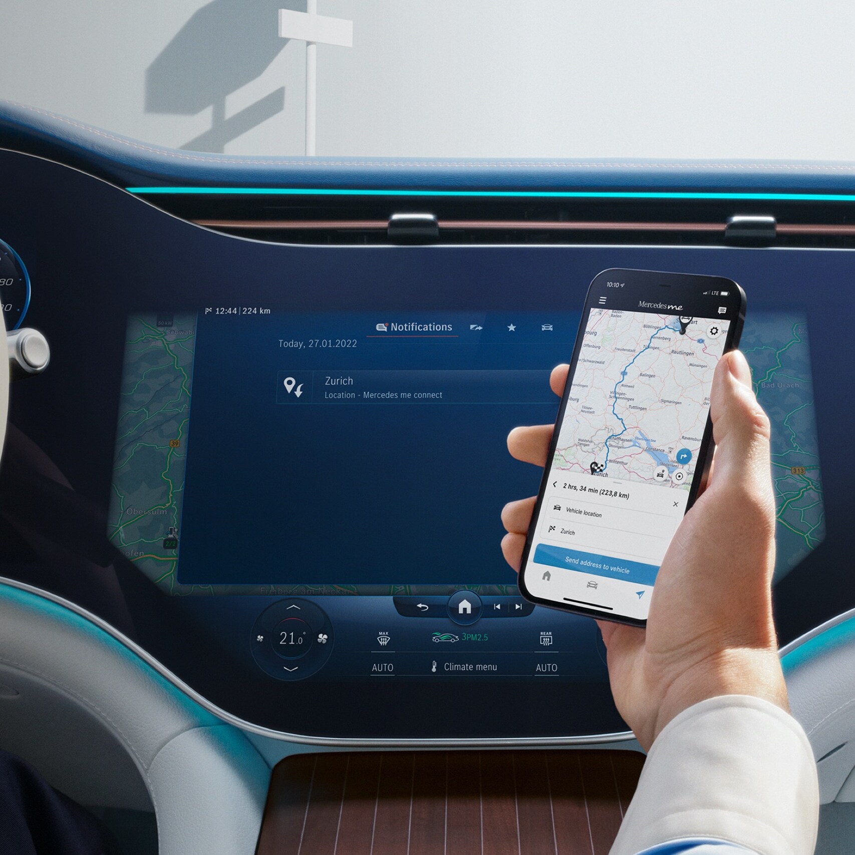 En man öppnar Mercedes-Benz appen på sin smartphone.