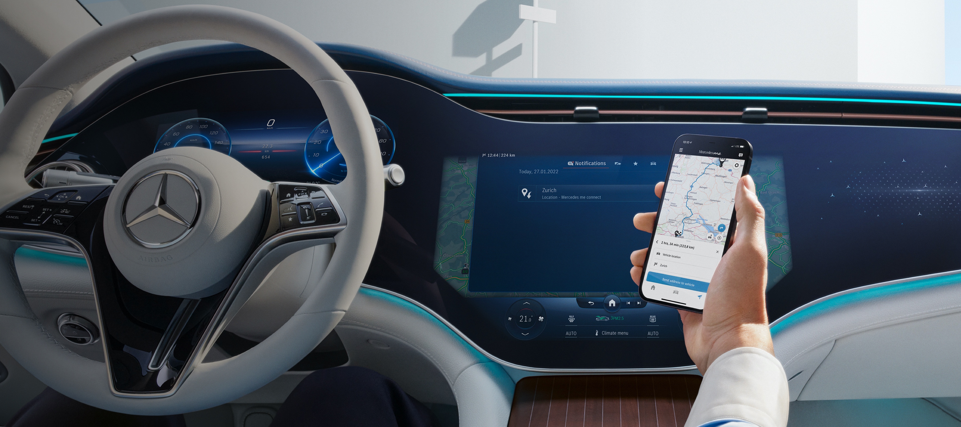 Appar | Mercedes-Benz digitala tjänster En man öppnar Mercedes-Benz appen på sin smartphone.