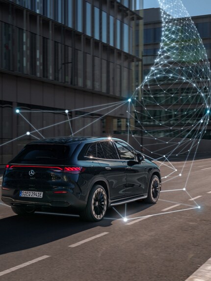 En SUV från Mercedes-Benz-fordon kör på en väg.