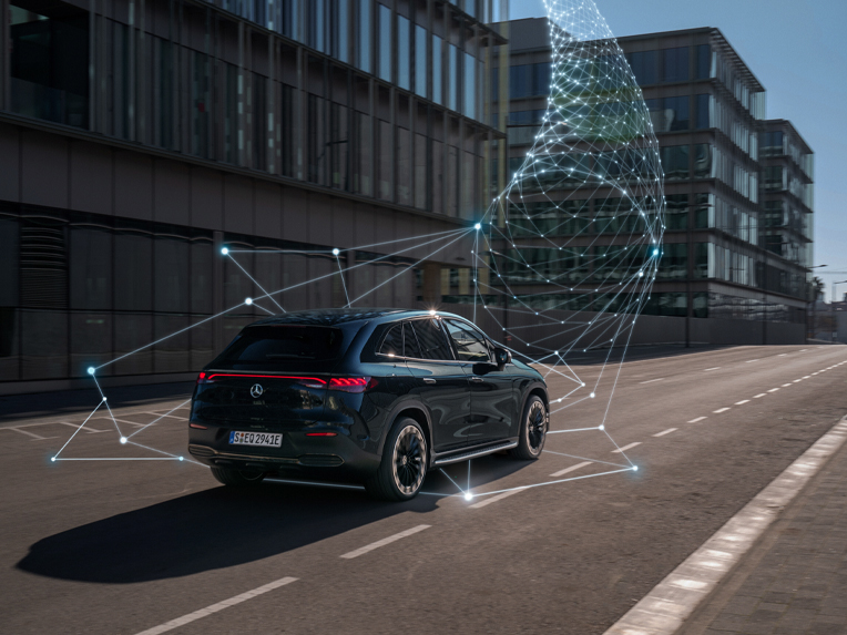 Lösningar för managementsystem för vagnparker | Företag | Mercedes me En SUV från Mercedes-Benz-fordon kör på en väg.