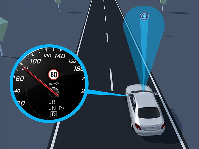 Den digitala tjänsten Vägmärkesassistent från Mercedes-Benz visas.