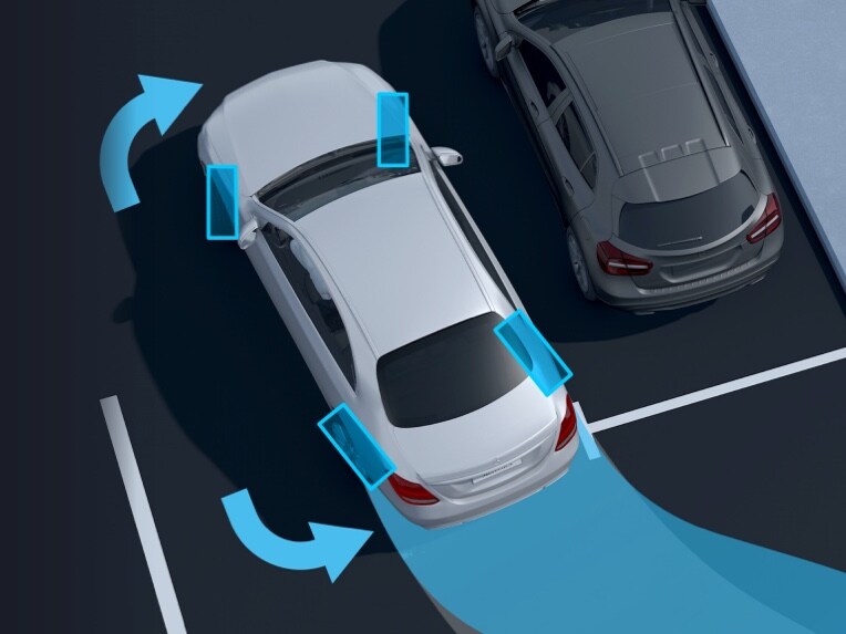 En Mercedes-Benz parkerar med den digitala tjänsten Bakaxelstyrning.