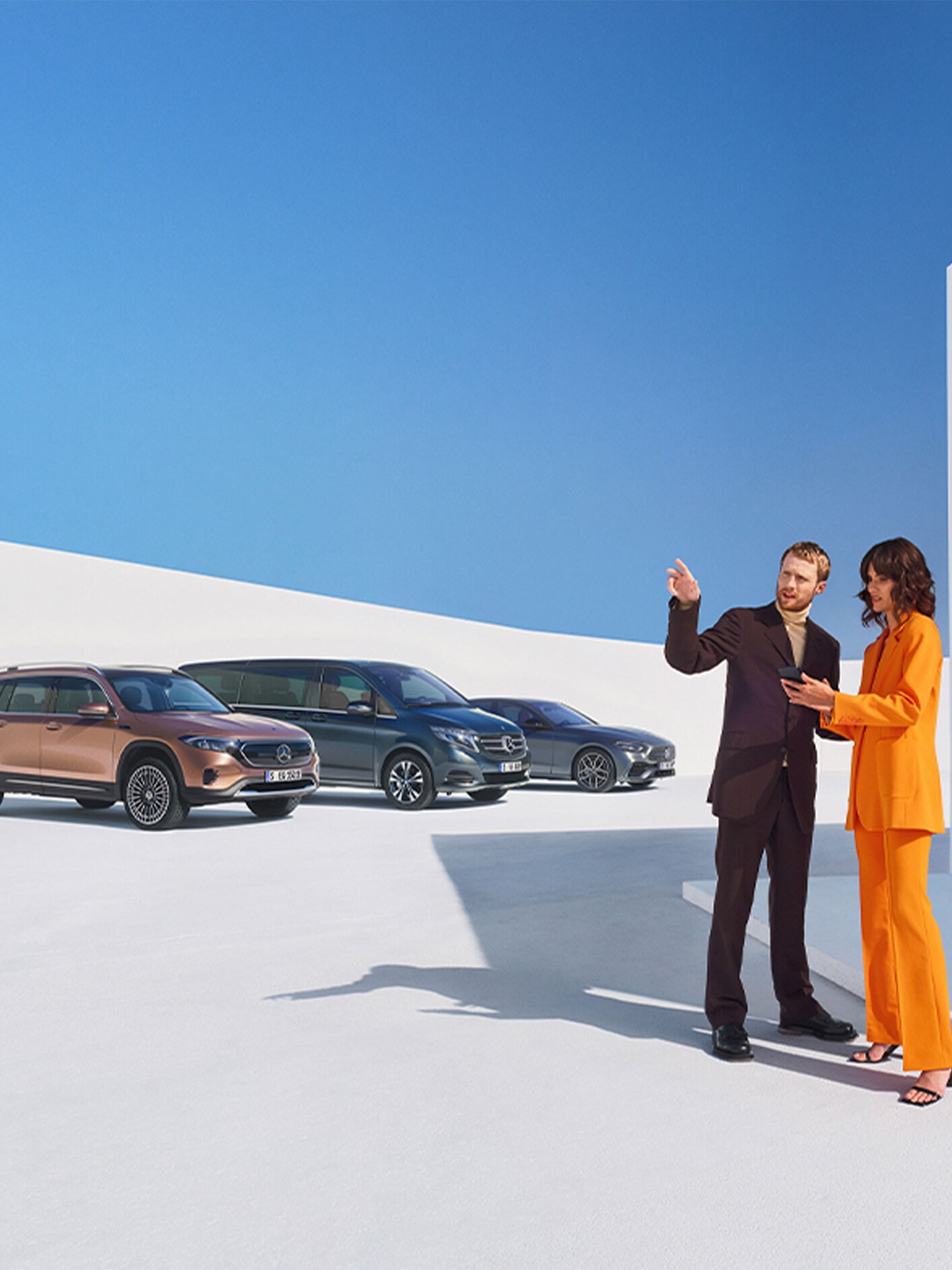 En kvinna och en man framför ett antal Mercedes-Benz-bilar