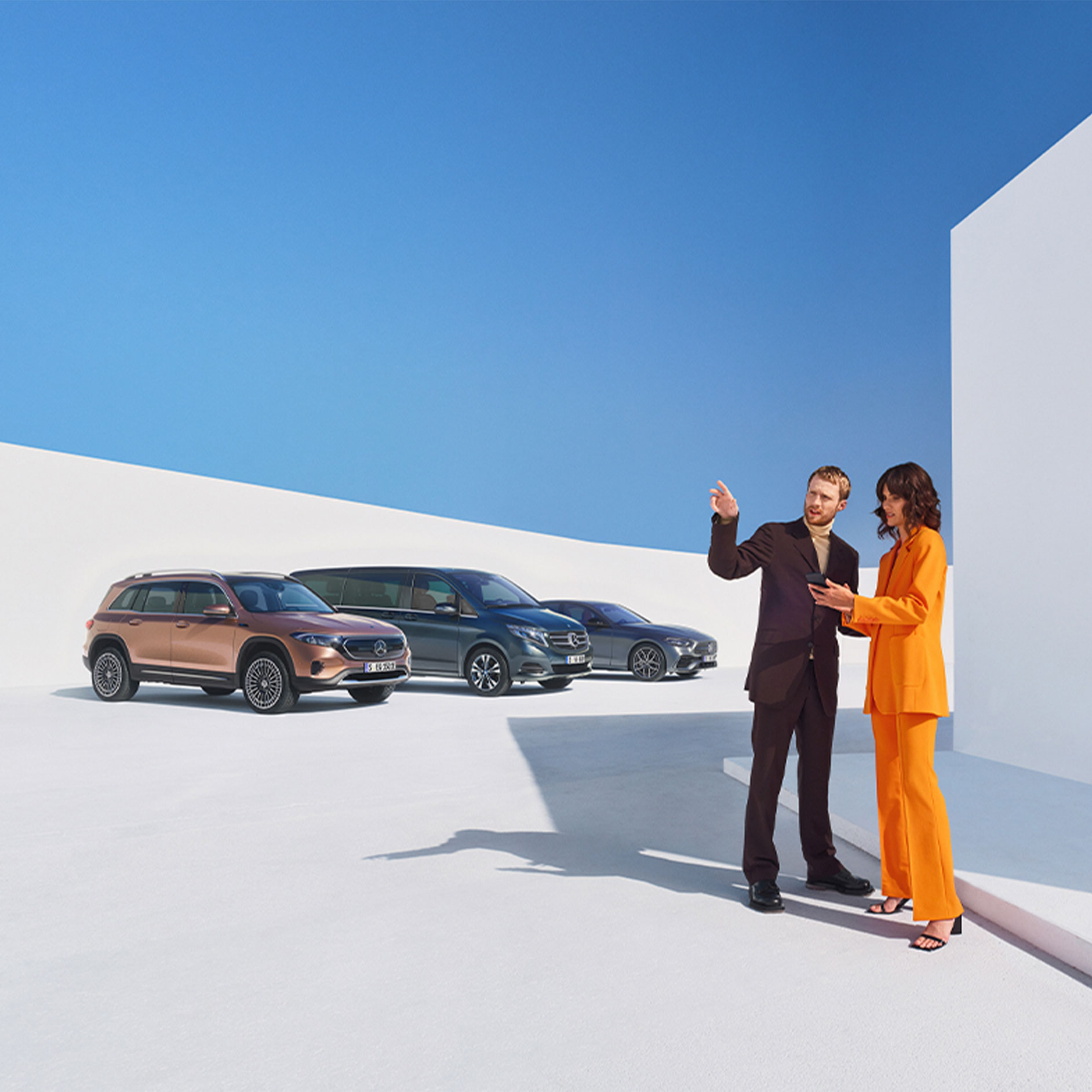 Digitala tjänster för företagskunder | Mercedes-Benz En kvinna och en man framför ett antal Mercedes-Benz-bilar