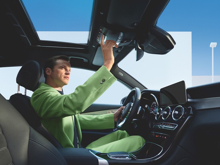 Man använder nödsamtalssystemet i sin Mercedes-Benz.