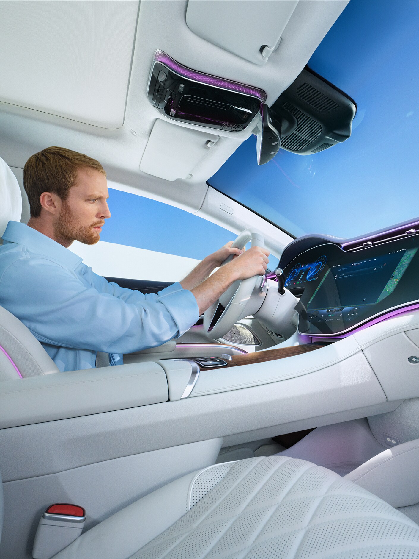 Person använder Mercedes-Benz Service-app inne i sin Mercedes-Benz-bil.