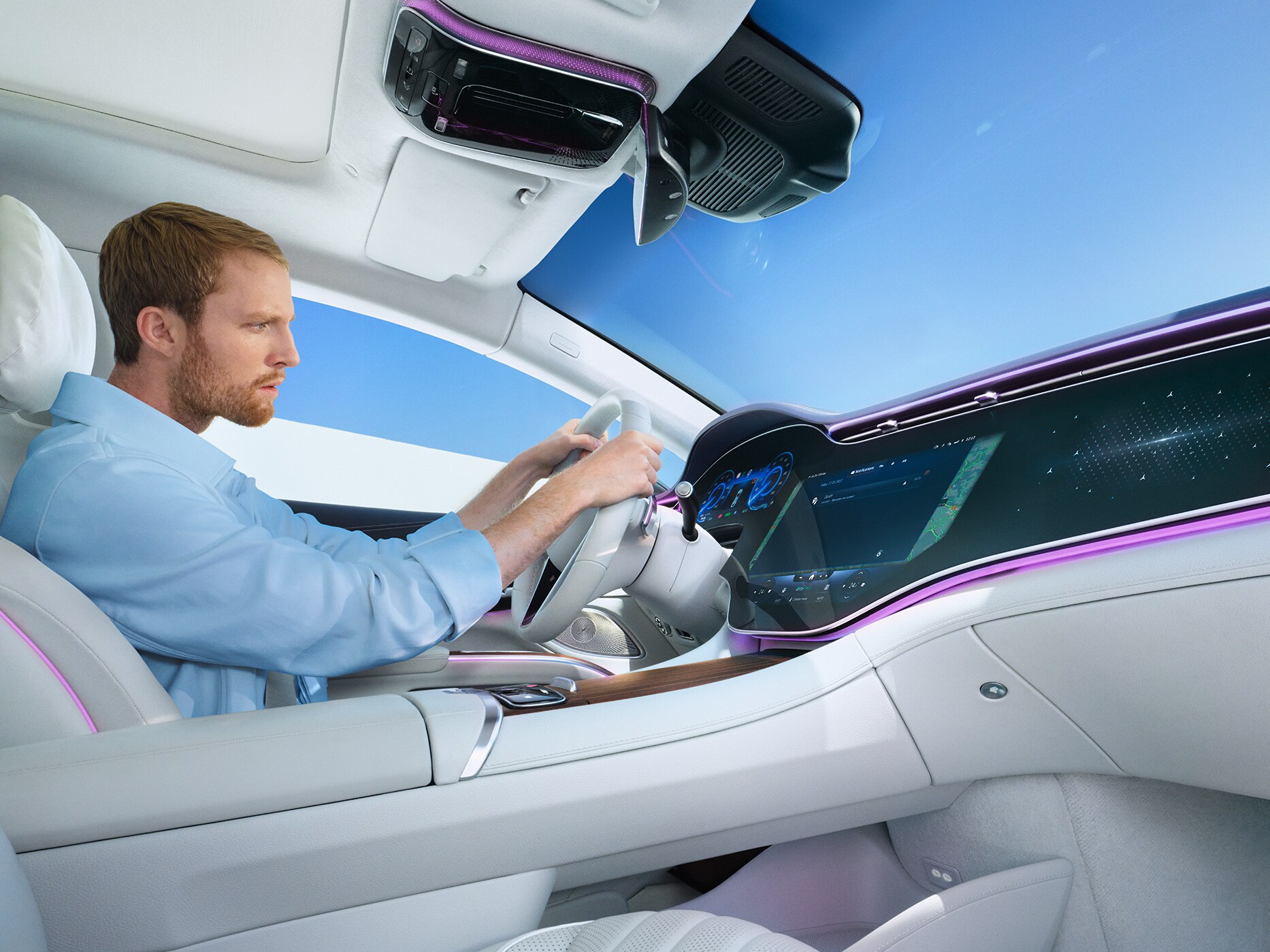 Person använder Mercedes-Benz Service-app inne i sin Mercedes-Benz-bil.