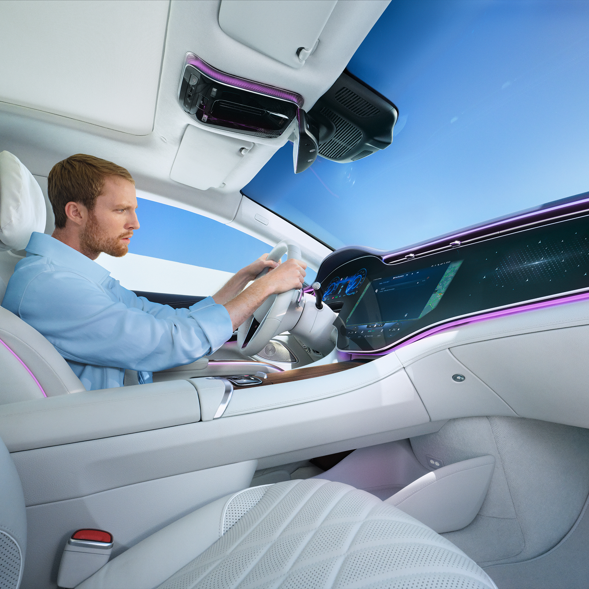 Service app i bilen | Service appen | Mercedes-Benz digitala tjänster Person använder Mercedes-Benz Service-app inne i sin Mercedes-Benz-bil.