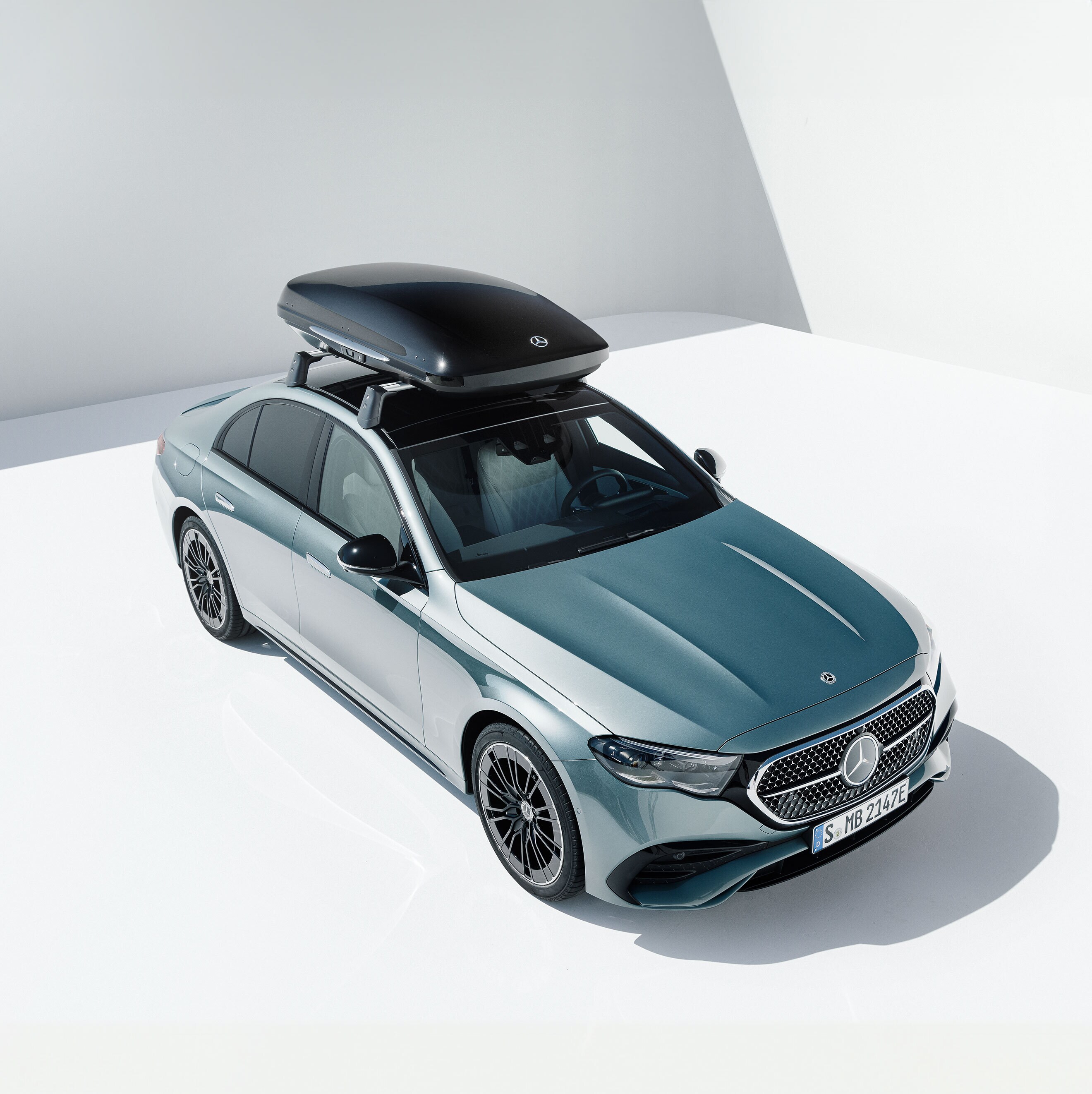 Grå Mercedes-Benz E-Klass med takbox och fler tekniska tillbehör sedd uppifrån.
