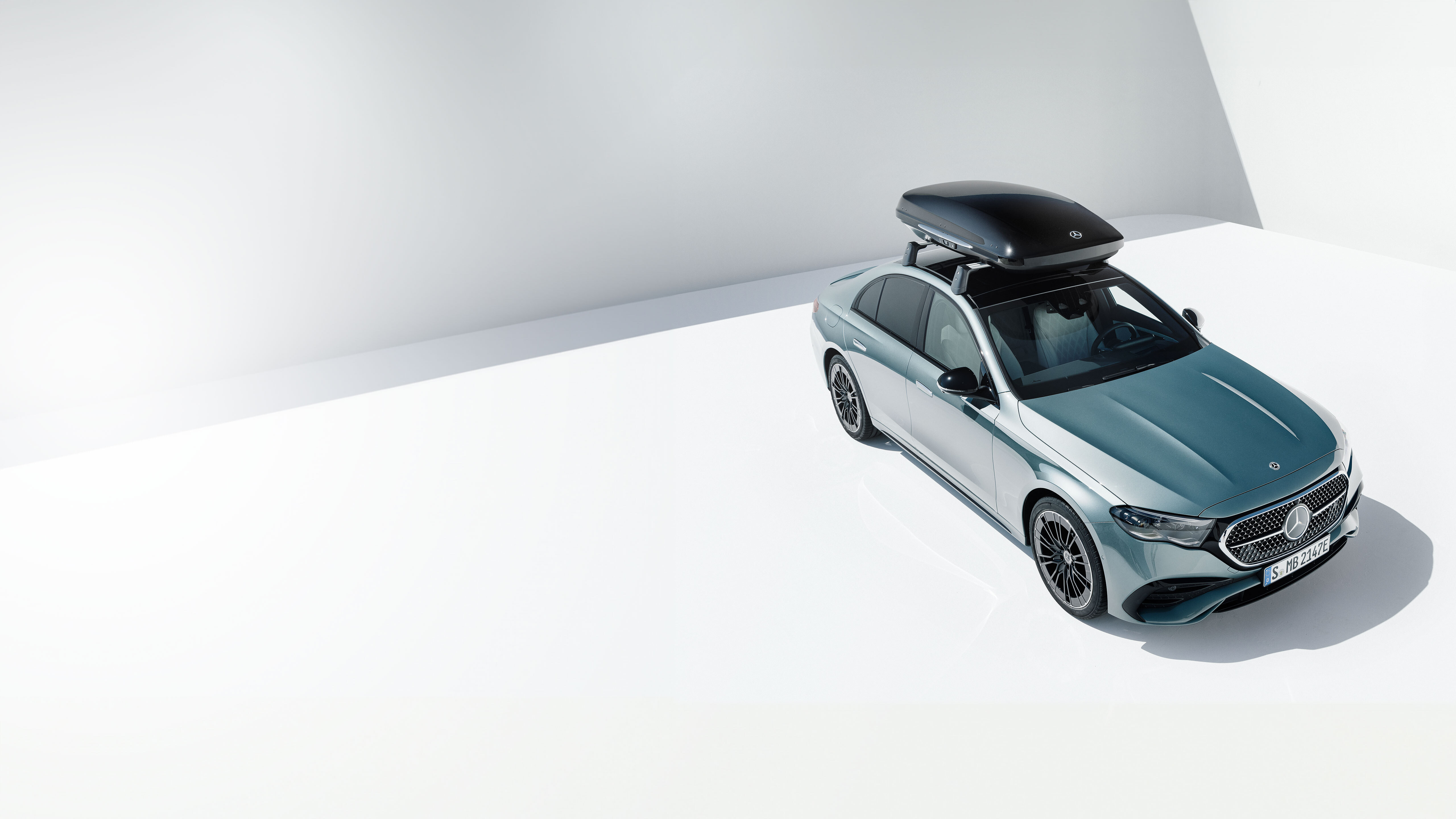 Mercedes-Benz Tekniska tillbehör | Mercedes-Benz Grå Mercedes-Benz E-Klass med takbox och fler tekniska tillbehör sedd uppifrån.