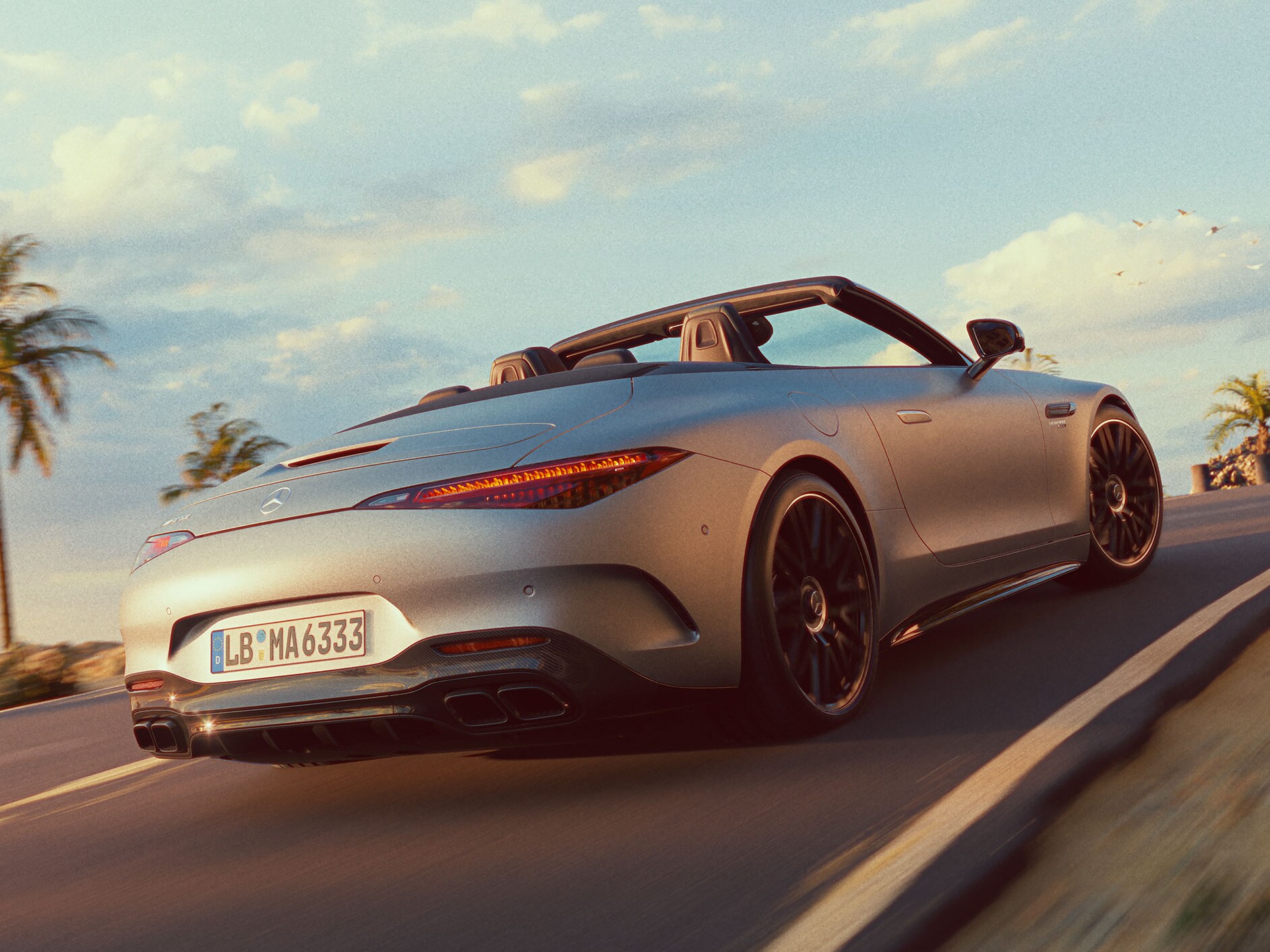 Mercedes-Benz SL Roadster med nedfällt tak sedd snett bakifrån.