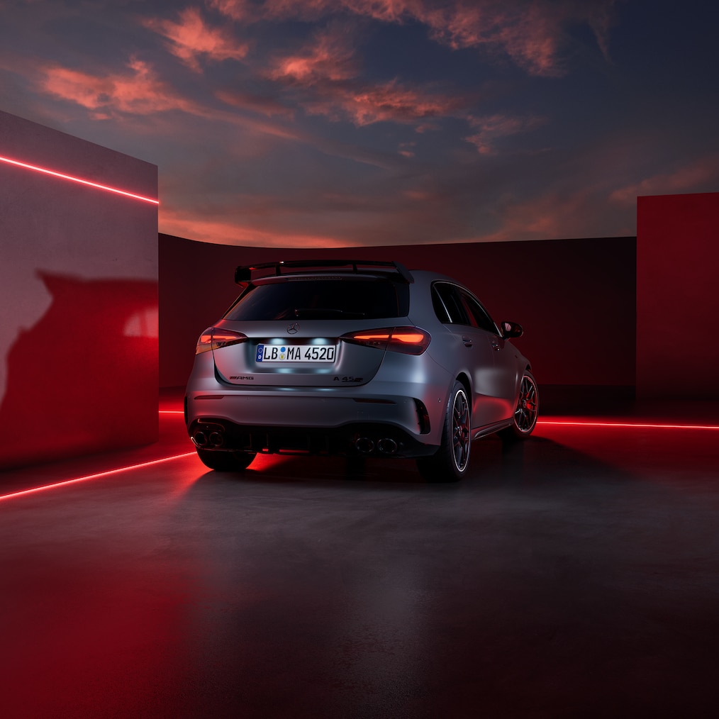 En Mercedes-AMG A 45 S 4MATIC+ sedd snett framifrån/bakifrån.