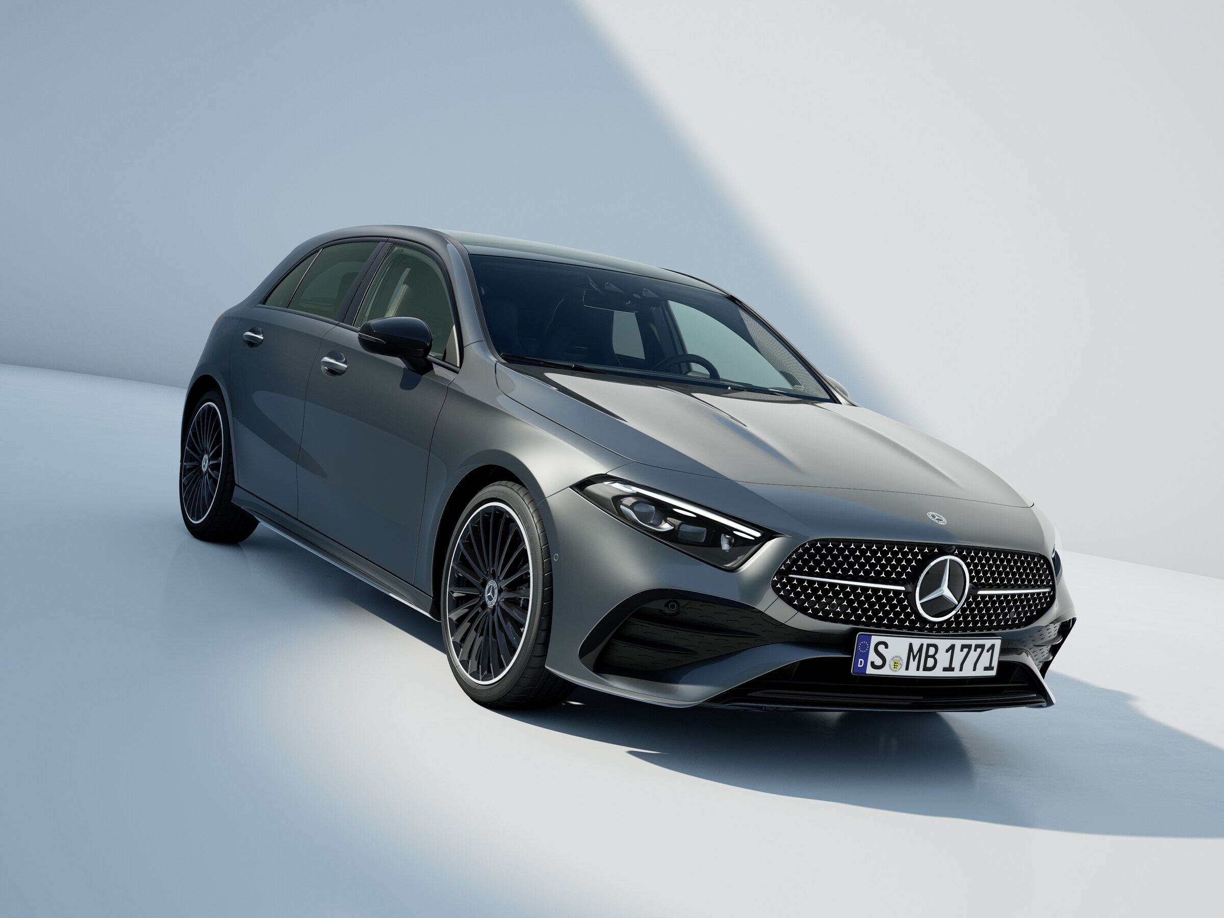 Grå A-Klass Halvkombi från Mercedes-Benz parkerad i en studio.