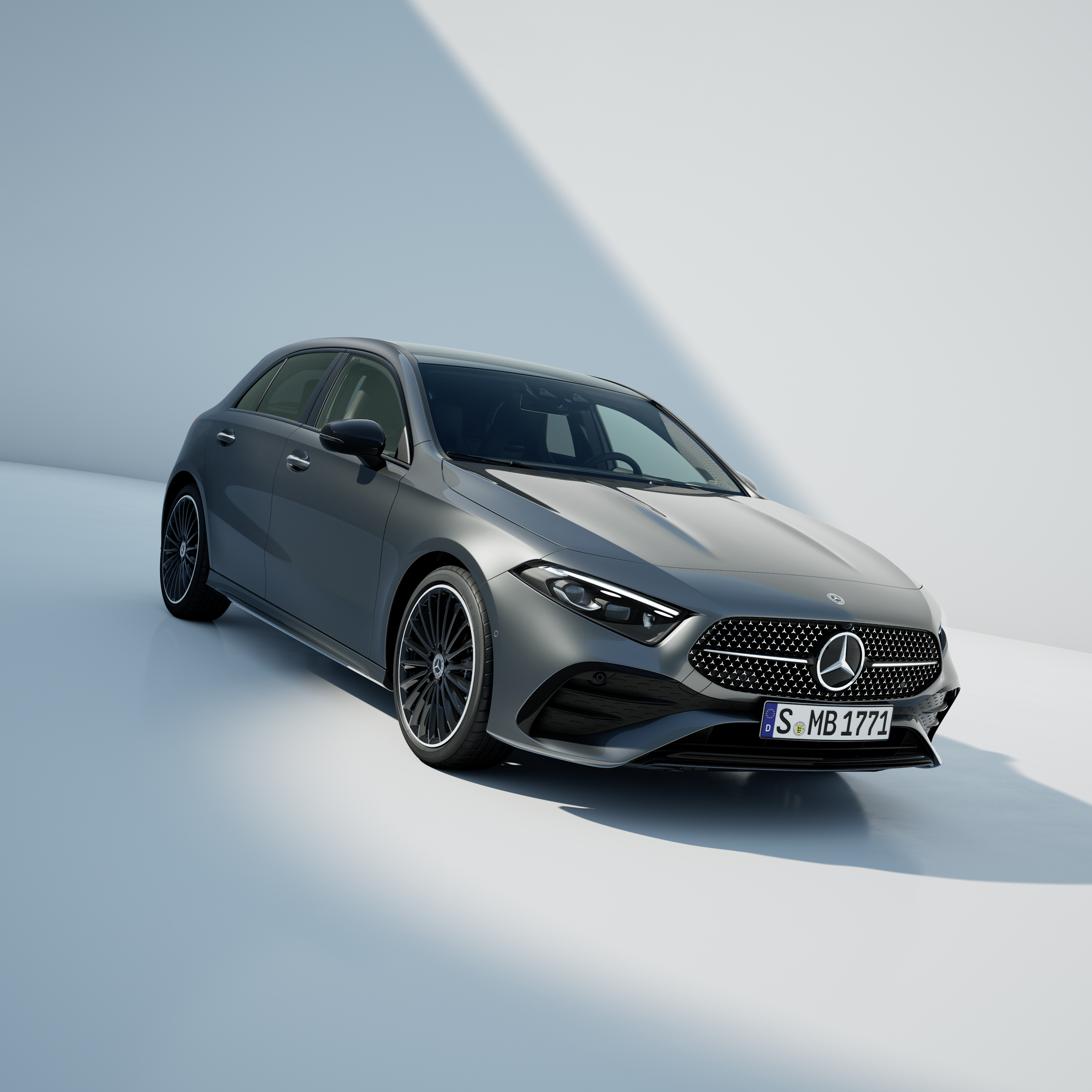 Privatleasing av hybridbil | Mercedes-Benz Grå A-Klass Halvkombi från Mercedes-Benz parkerad i en studio.