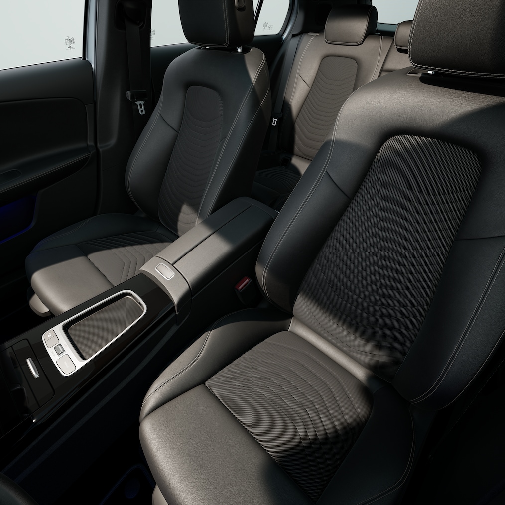 Interiör i Mercedes-Benz A-Klass med fokus på medieutrustning.