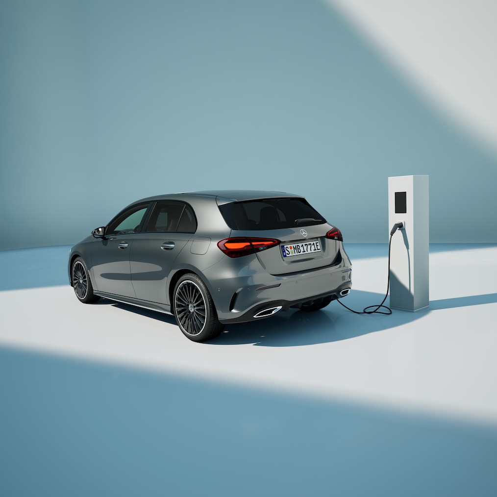 En Mercedes-Benz A 250 e med EQ-hybridteknik som står vid en laddningsstation.