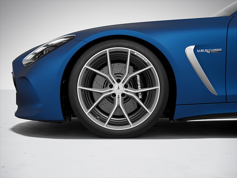 De svartlackerade bromsoken på Mercedes-AMG GT Coupé.