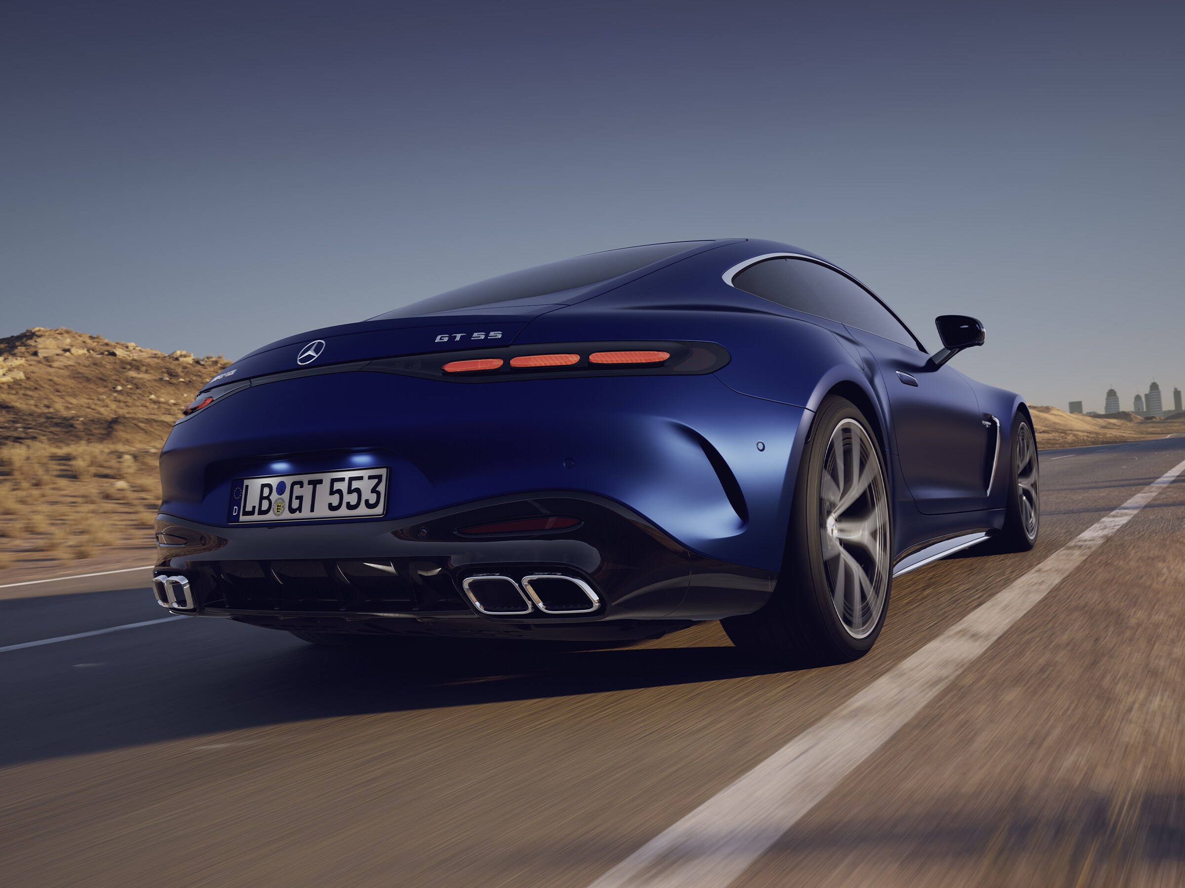 Blå Mercedes-AMG GT Coupé sedd snett bakifrån.