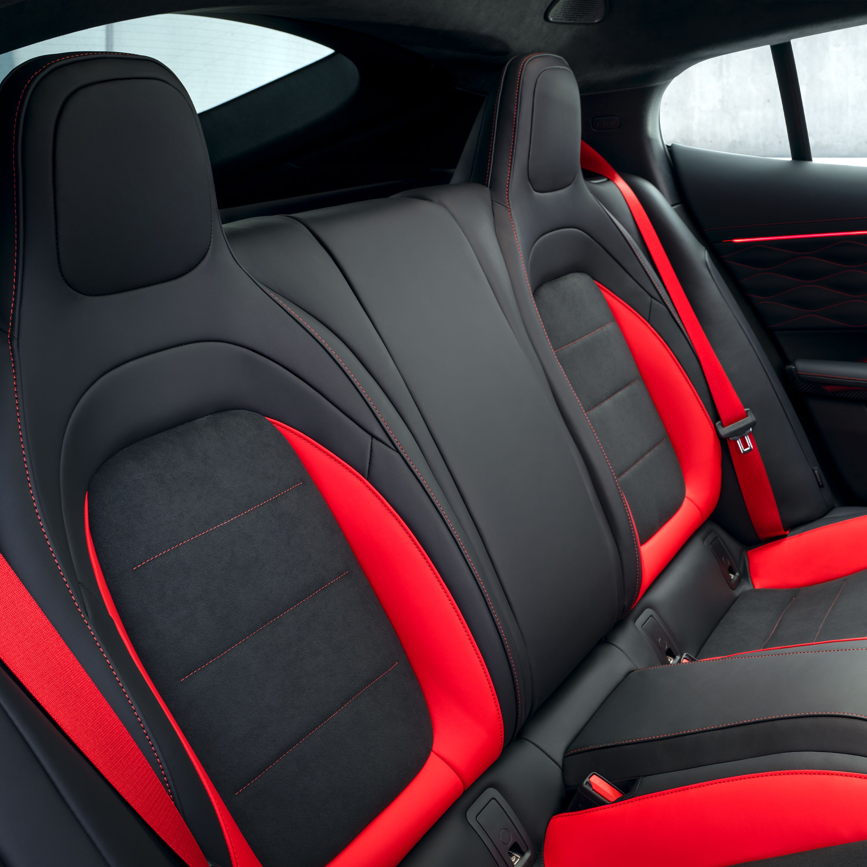 Komfort i baksätet i nya GT 4-dörrars Coupé från Mercedes-AMG.