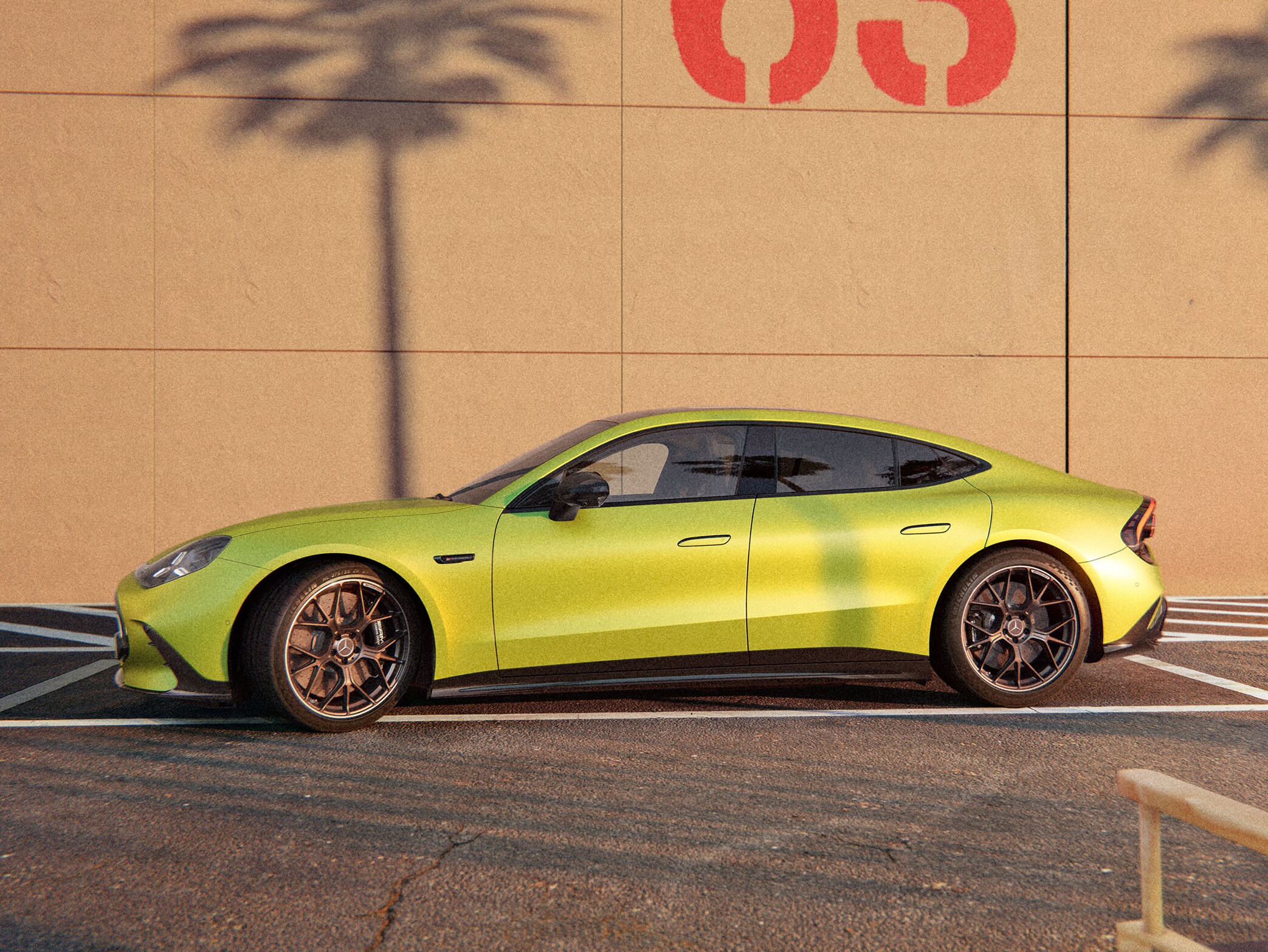 Gul Mercedes-AMG GT 4-dörrars Coupé parkerad framför en vägg med trädens skuggor