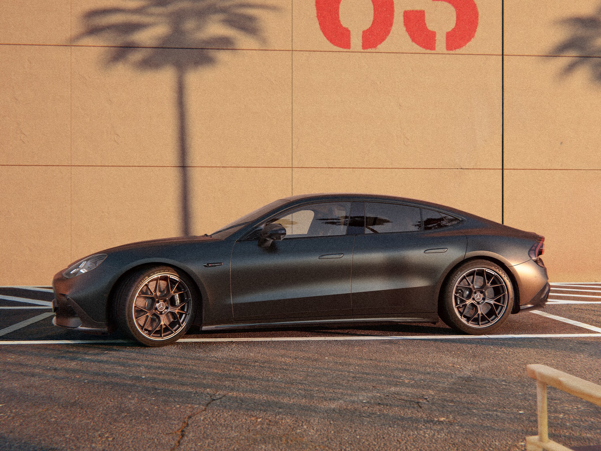 Gul Mercedes-AMG GT 4-dörrars Coupé parkerad framför en vägg med trädens skuggor