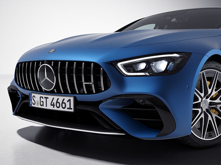 Mercedes-AMG GT fyradörrars coupé med AMG krompaket exteriör snett framifrån.