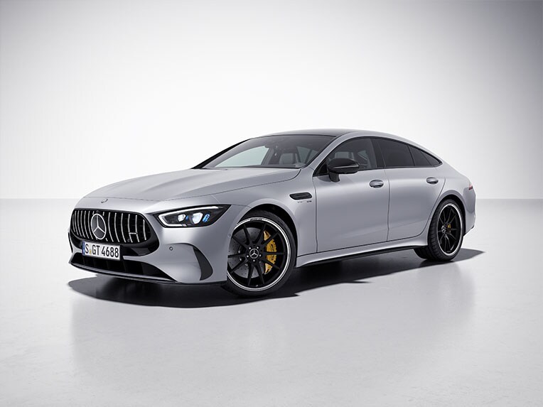 Mercedes-AMG GT fyradörrars coupé med AMG Night package exteriör snett framifrån.