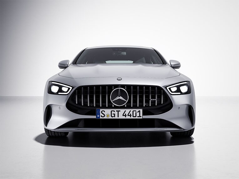 Mercedes-AMG GT fyradörrars coupé med V8-stylingpaket exteriör snett framifrån.