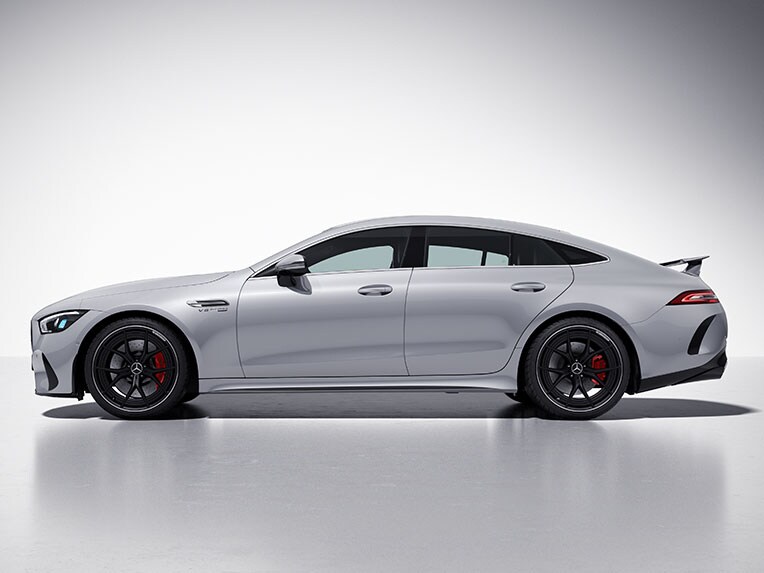 Mercedes-AMG GT fyradörrars coupé med AMG aerodynamikpaket snett framifrån.