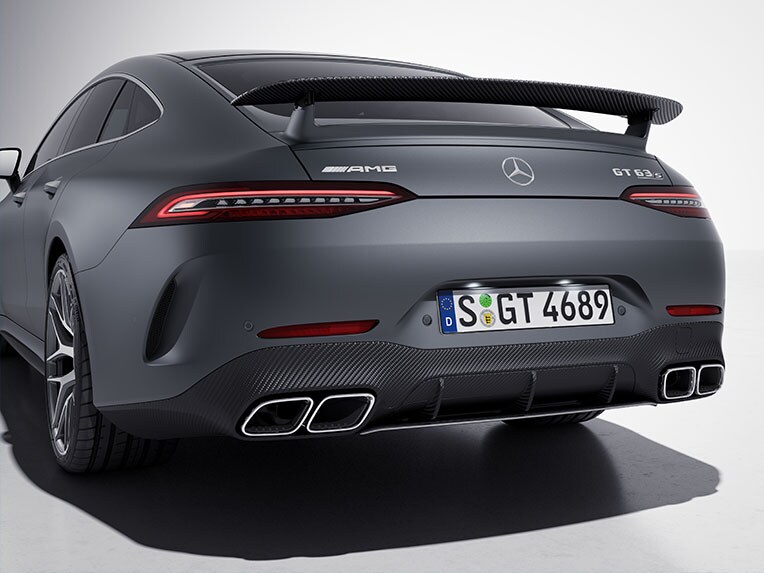 Mercedes-AMG GT fyradörrars coupé med AMG kolfiberpaket exteriör II bakifrån.