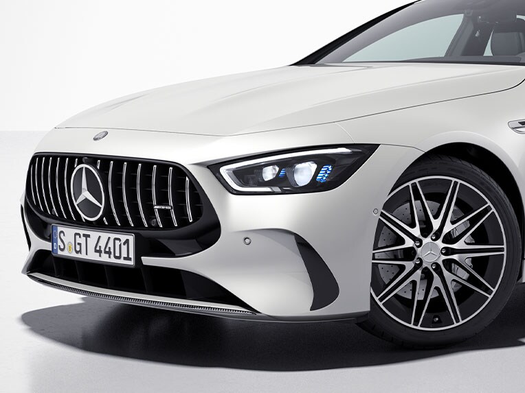 Mercedes-AMG GT fyradörrars coupé med AMG kolfiberpaket exteriör snett framifrån.