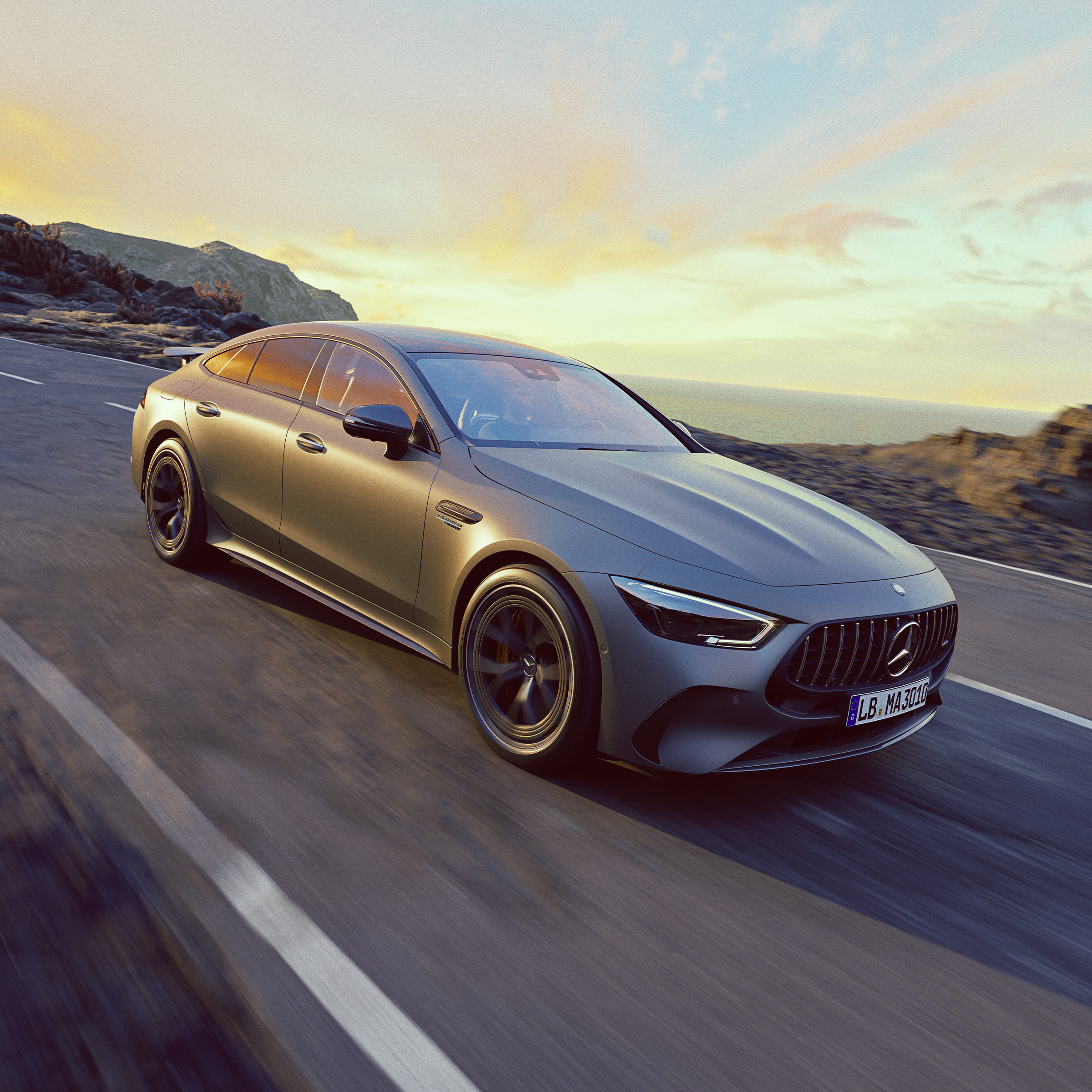 Sportbil | Stor sportbil | Mercedes-Benz Grå Mercedes-AMG GT 4-dörrars Coupé kör genom en bergsrutt.