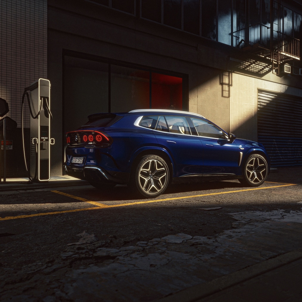 Mercedes-AMG GT 53 SUV vid en laddningsstation.