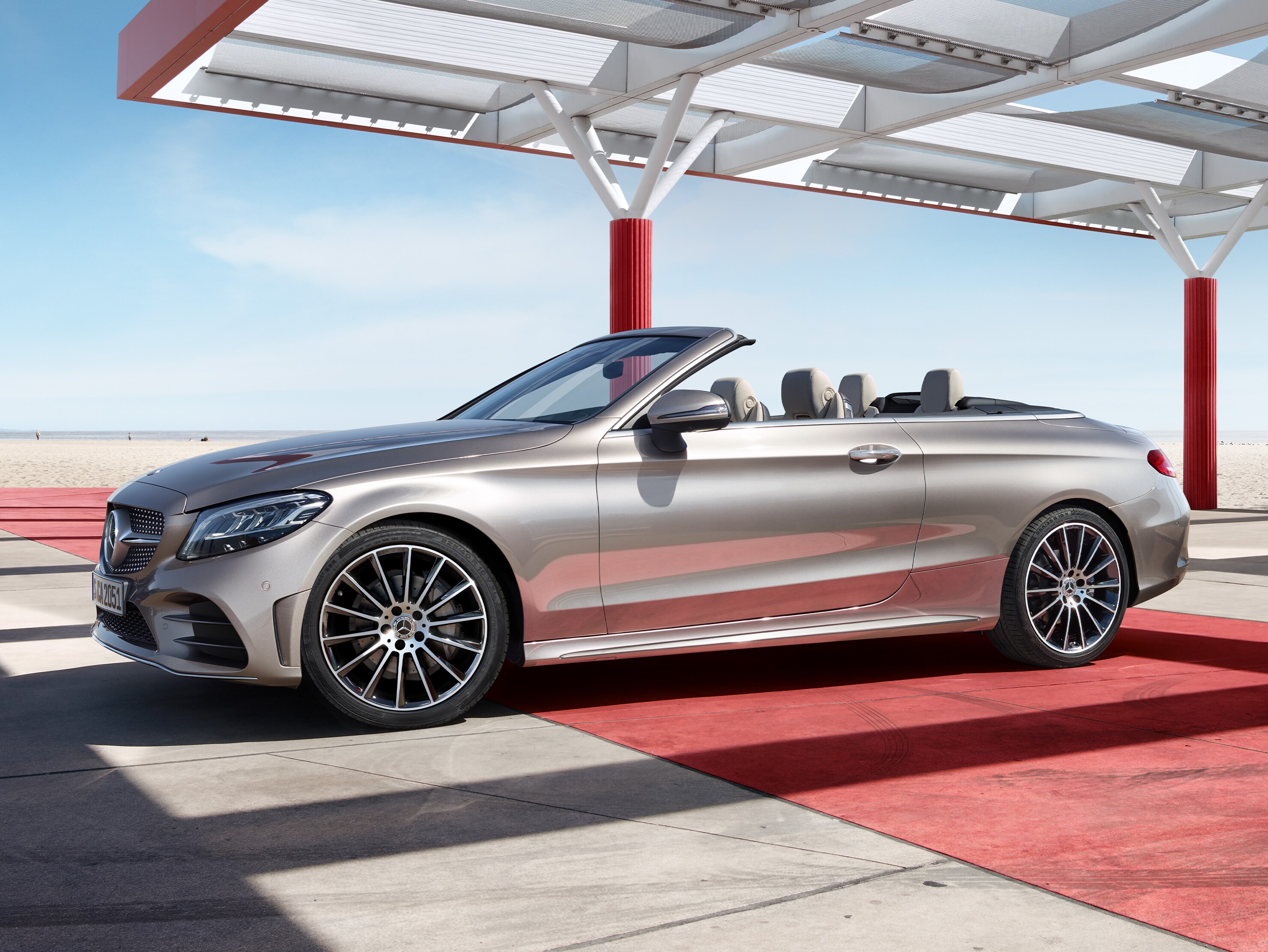 En Cabriolet från Mercedes-Benz står parkerad vid stranden
