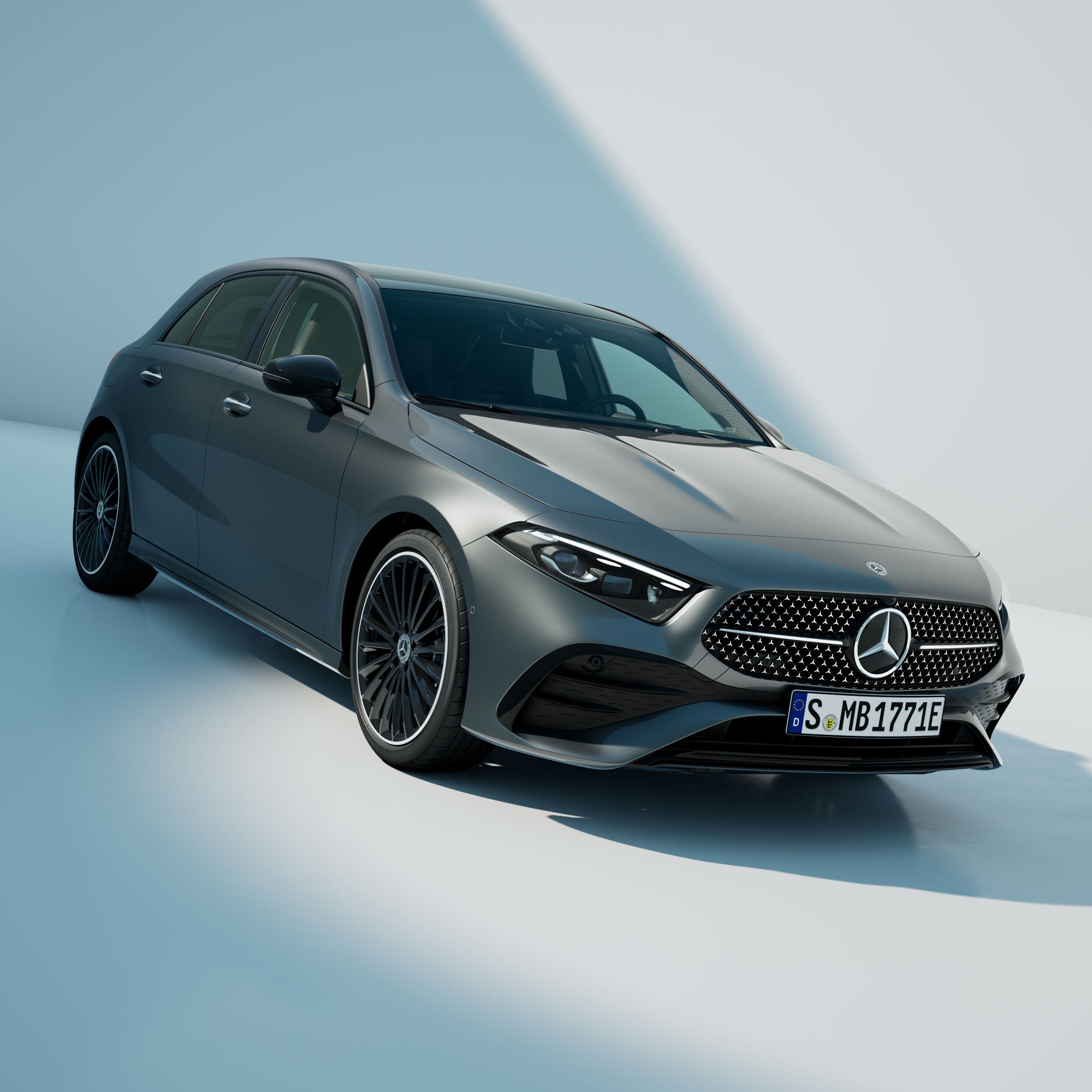 Grå Mercedes-Benz A-Klass Halvkombi sedd snett framifrån.