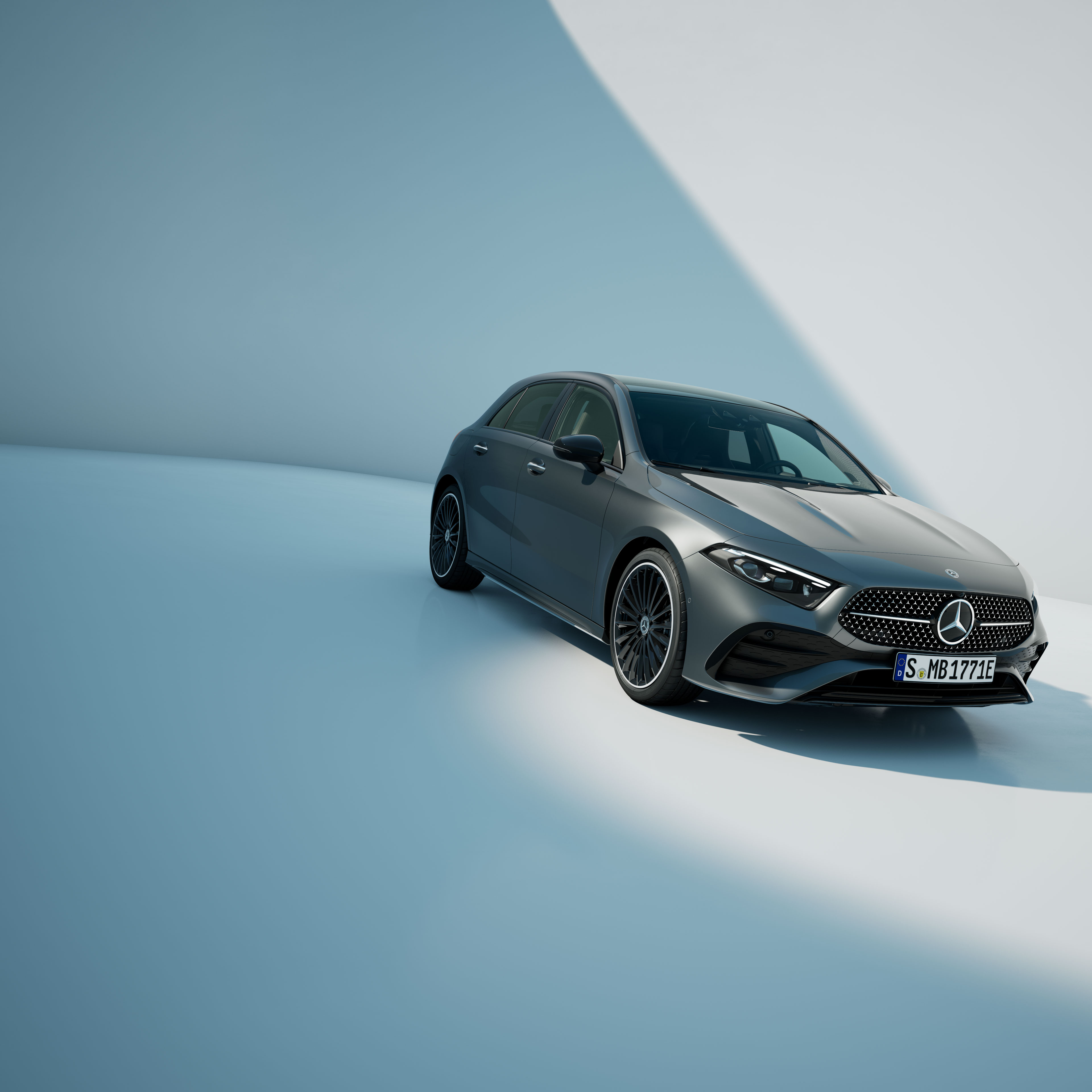 A-Klass Halvkombi | Kompaktbilar | Mercedes-Benz Grå Mercedes-Benz A-Klass Halvkombi sedd snett framifrån.
