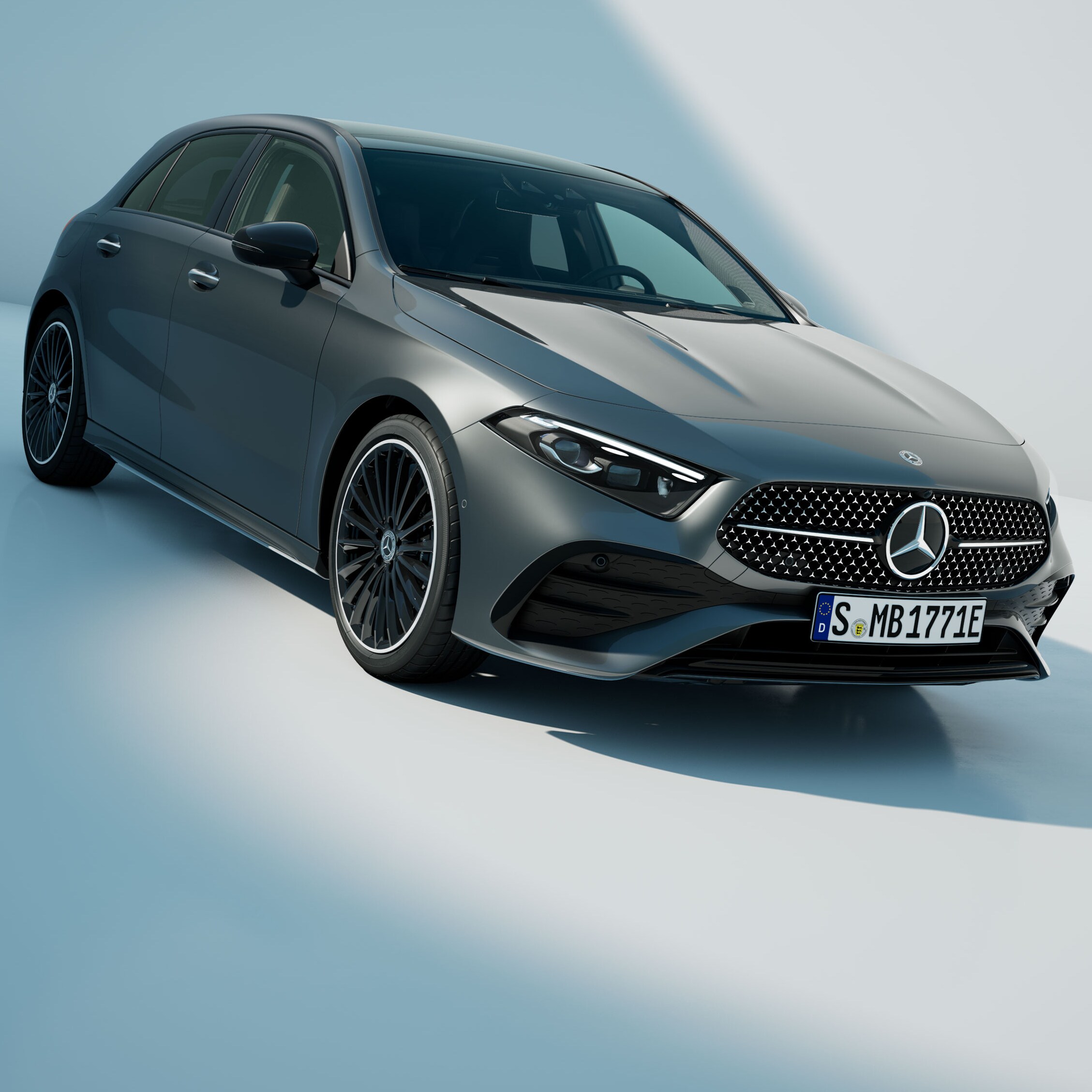 Mercedes-Benz A-Klass Halvkombi sedd framifrån i en vinkel