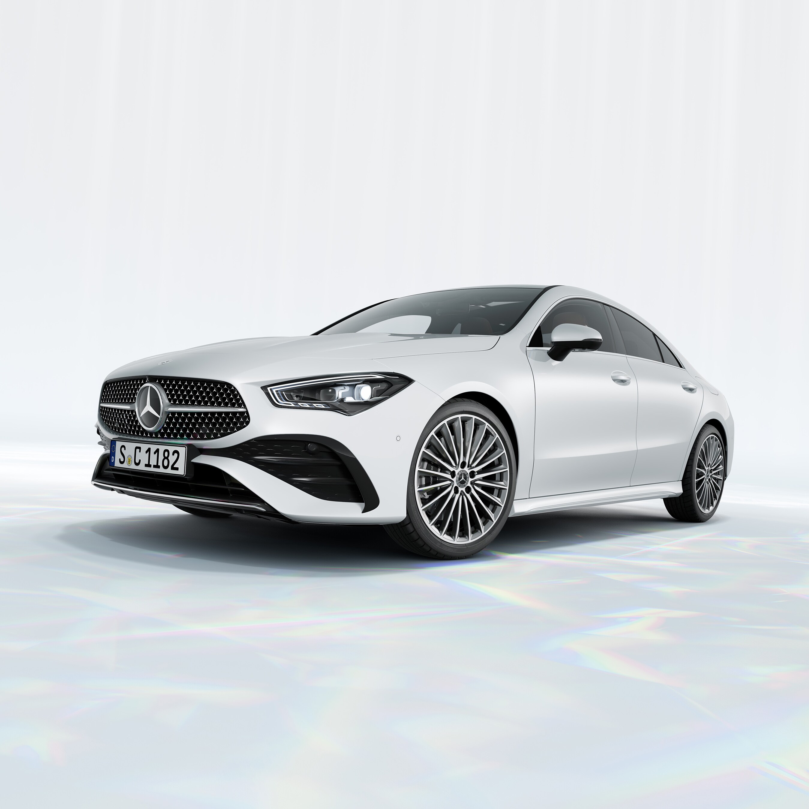 En silverfärgad Mercedes-Benz CLA Coupé sedd framifrån.