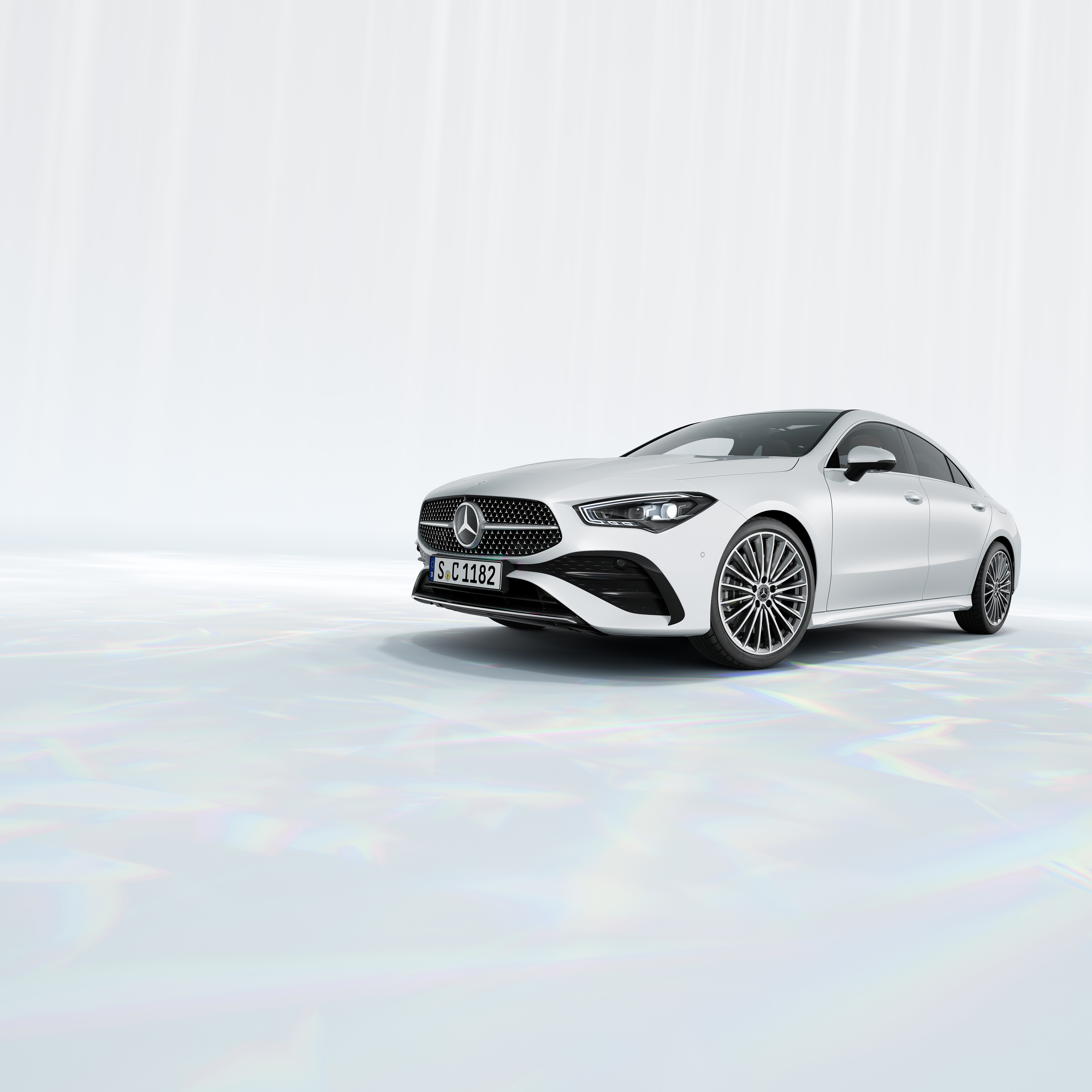 Mercedes-Benz CLA Coupé | Mercedes-Benz En silverfärgad Mercedes-Benz CLA Coupé sedd framifrån.