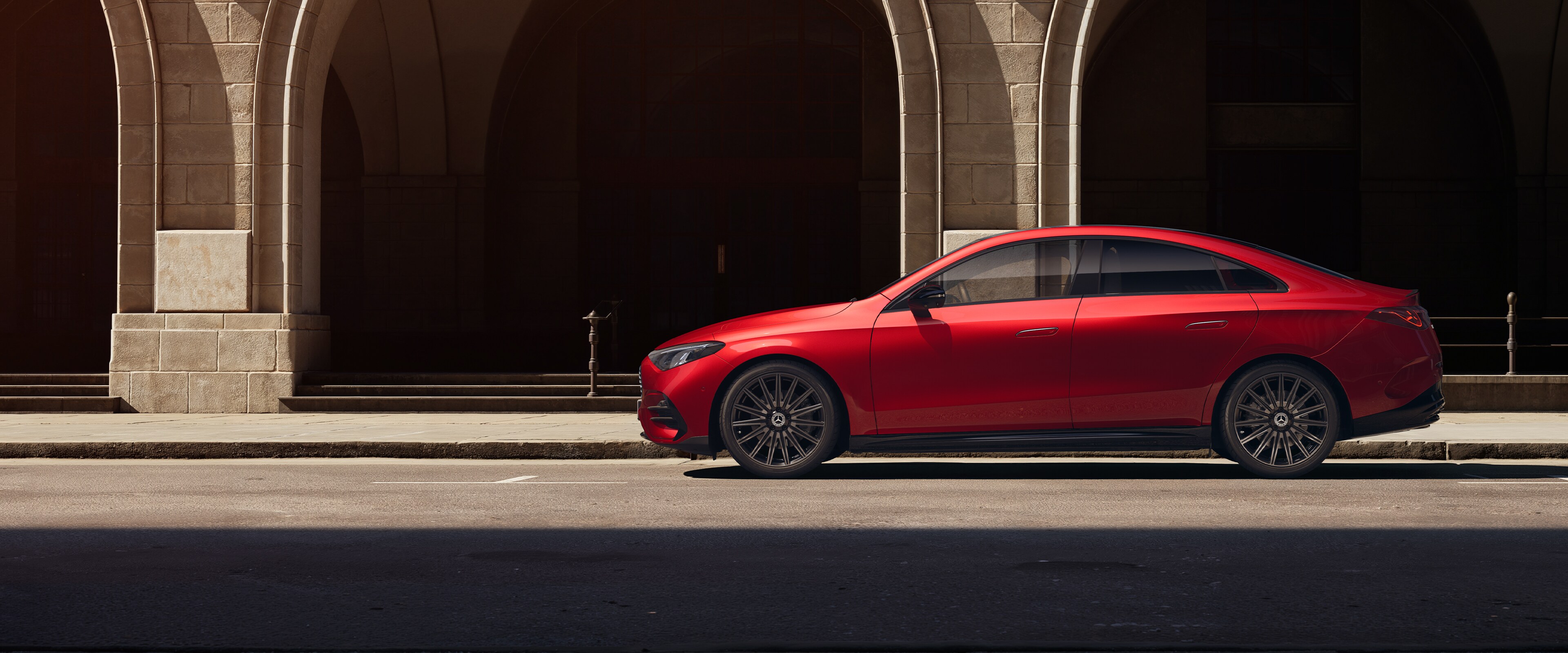 Mercedes-Benz CLA Sedan, stående i sidovy.
