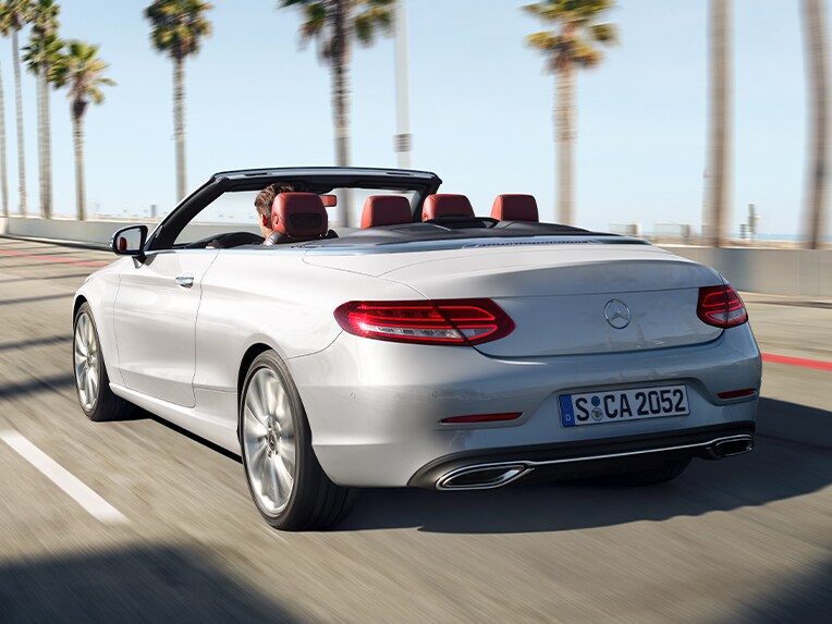 Vy bakifrån av Mercedes-Benz C-Klass Cabriolet.