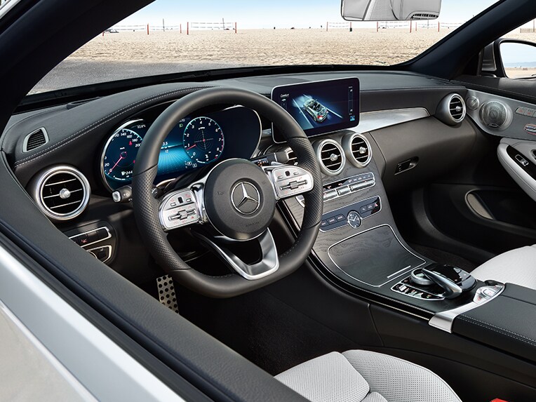 Förarplatsen i Mercedes-Benz C-Klass Cabriolet.