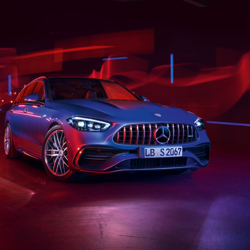 Mercedes-AMG C 43 sedd framifrån mot en röd bakgrund.