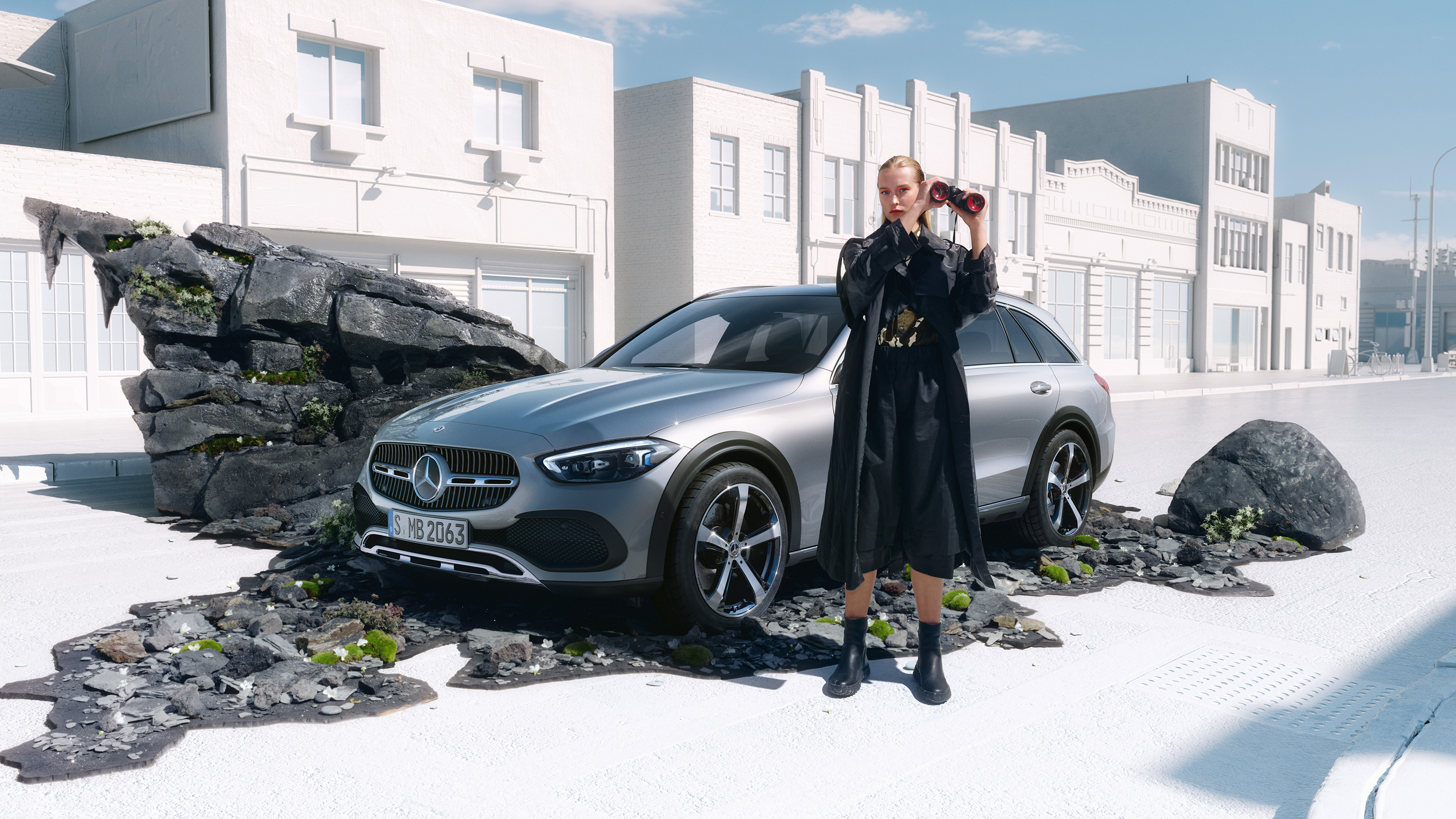 Avantgarde Edition | Tjänstebilar | Mercedes-Benz Kvinna med kikare står framför C-Klass Kombi från Mercedes-Benz.